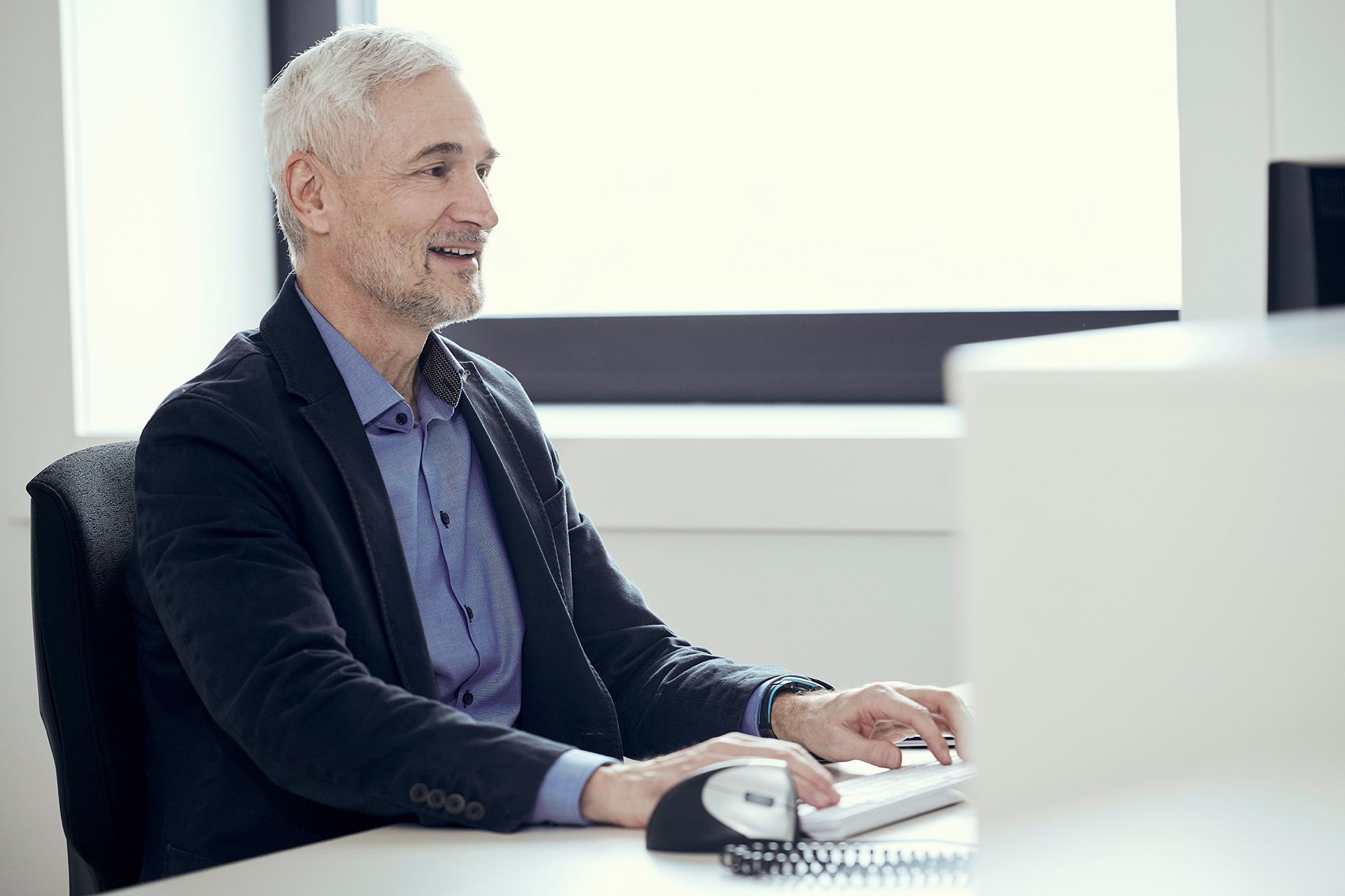 hypo immobilien und leasing berater sitzt vor dem computer