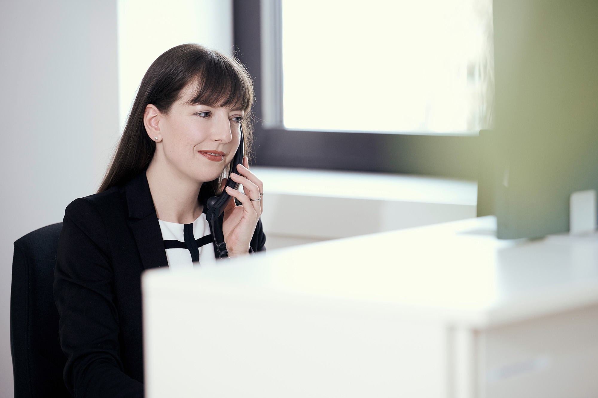 hypo immobilien maklerin am telefon