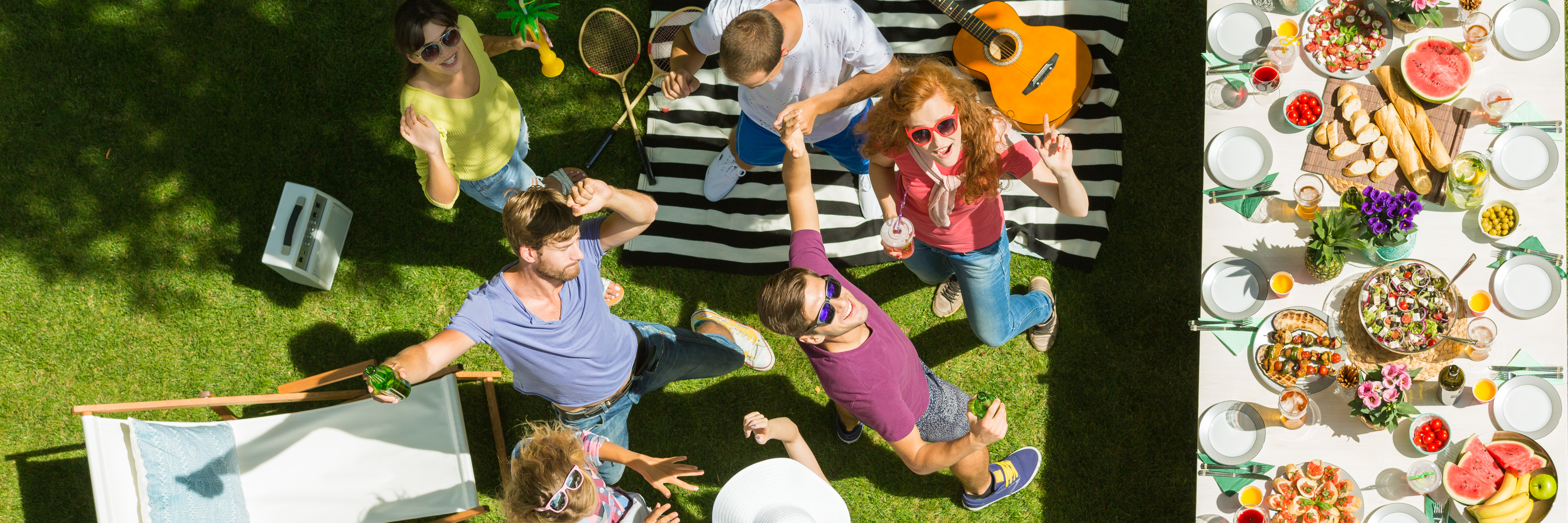 gartenparty mit menschen die tanzen