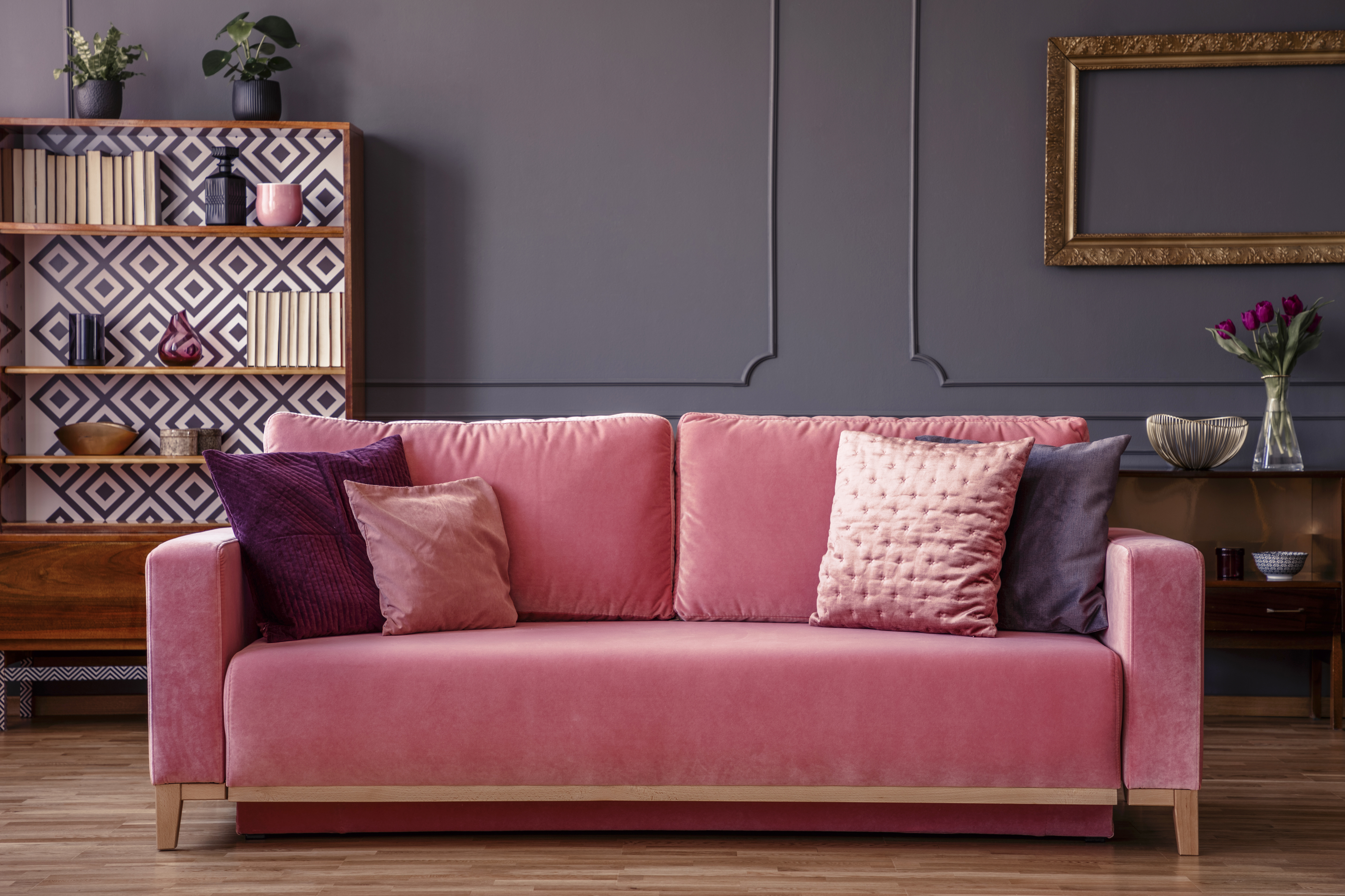 couch in einem schönen wohnzimmer