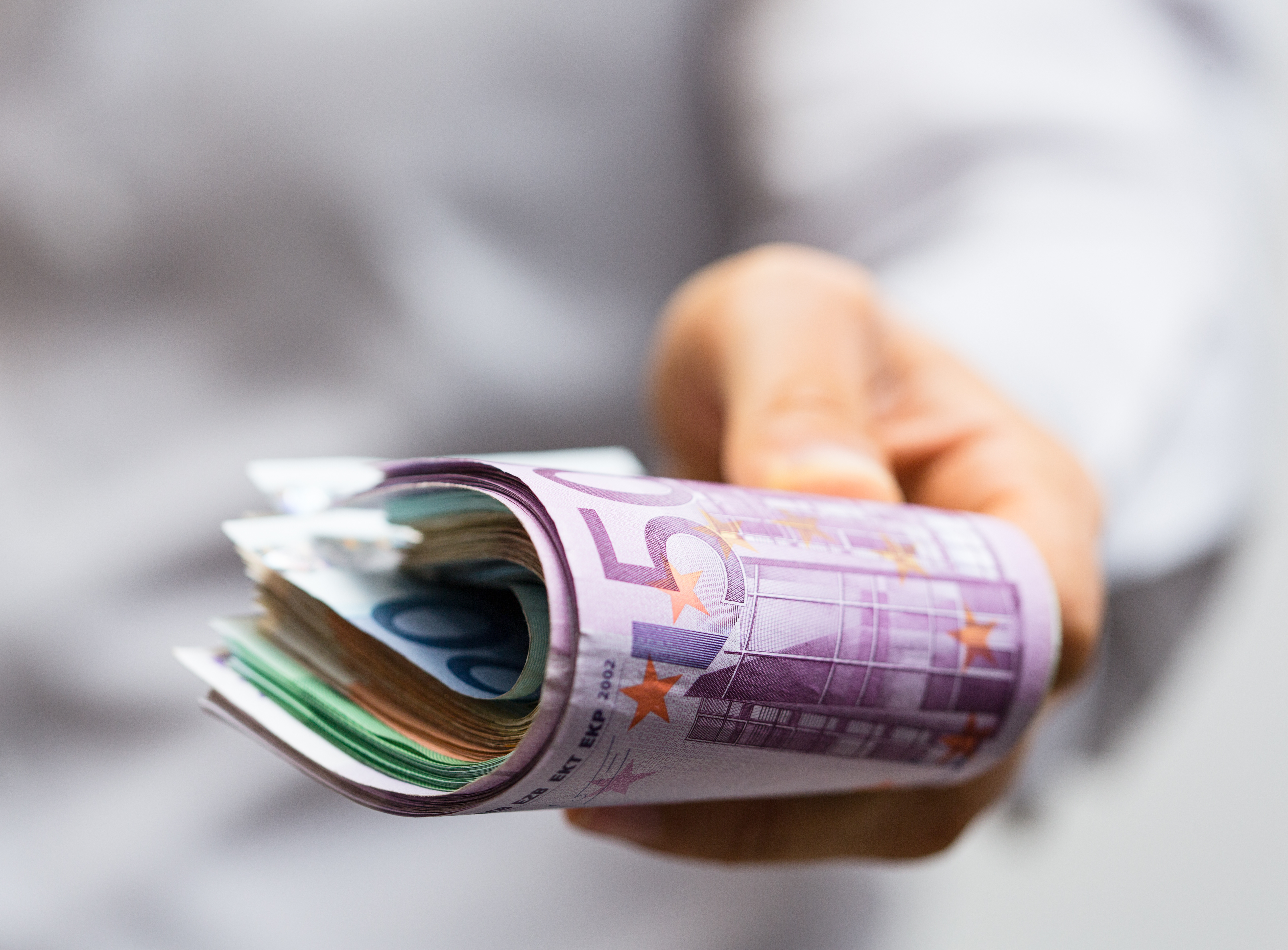 hand hält geld für einen leasing news-artikel