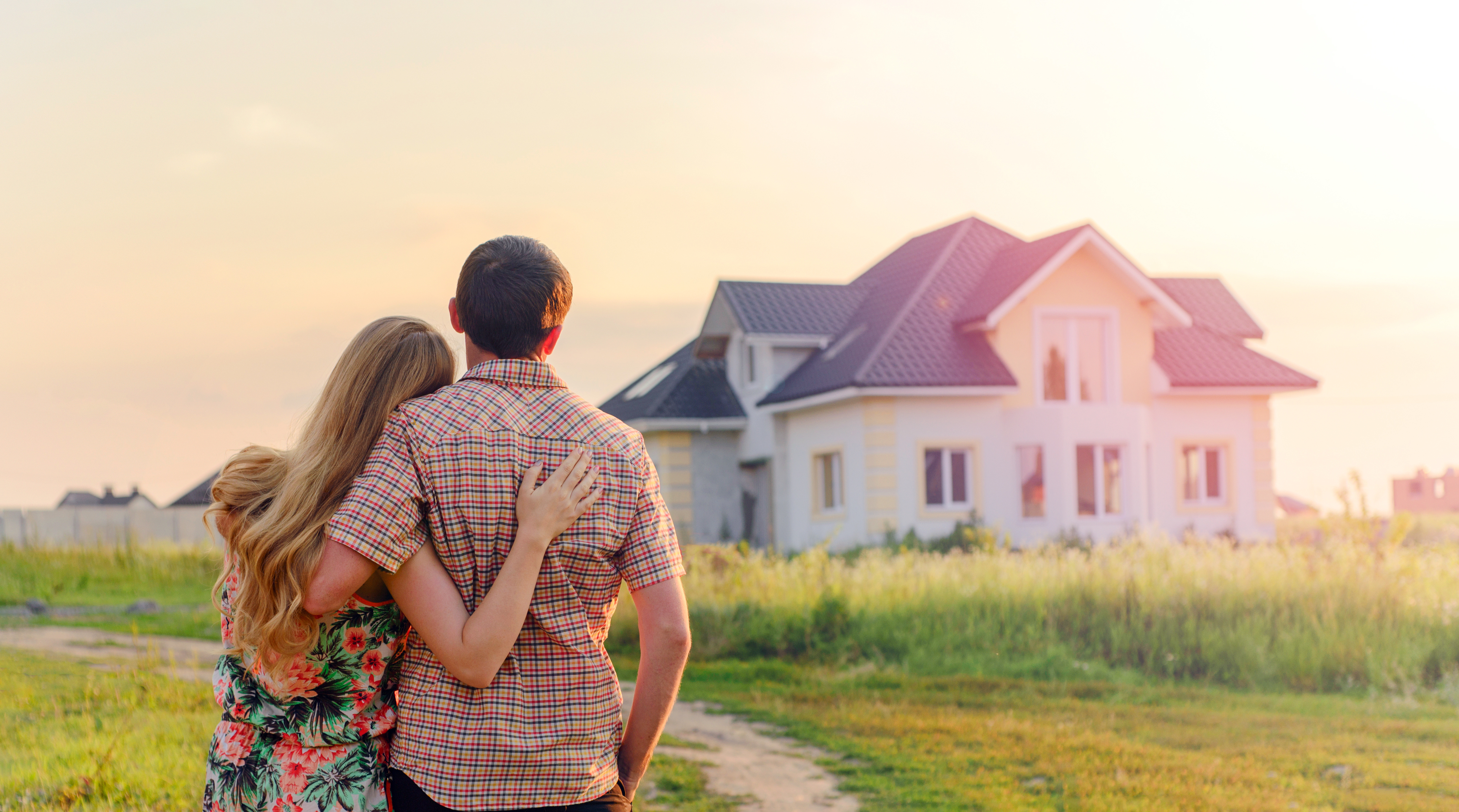 paar steht vor einfamilienhaus von der hypo immobilien und leasing