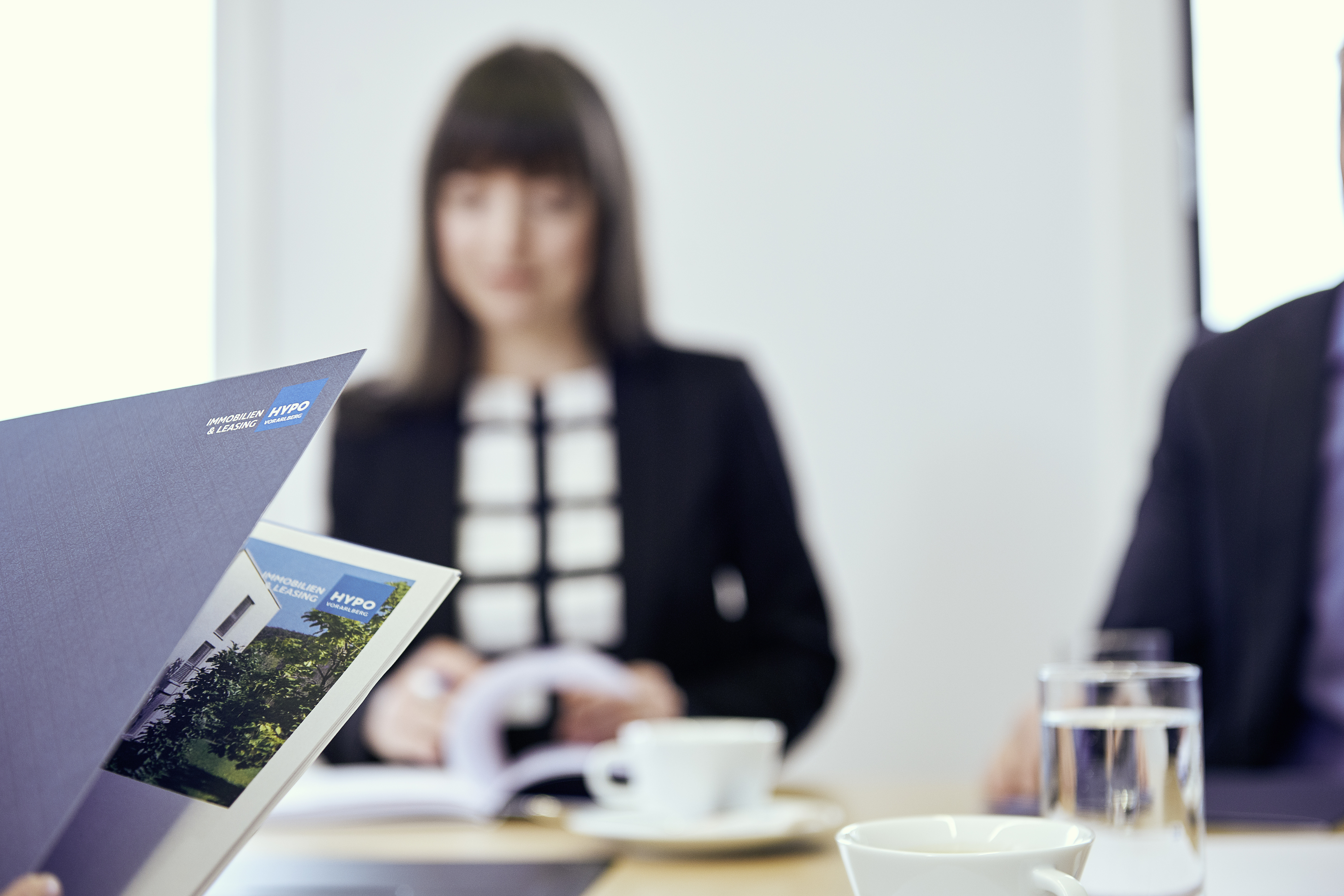 hypo immobilien und leasing beraterin im sitzungsraum