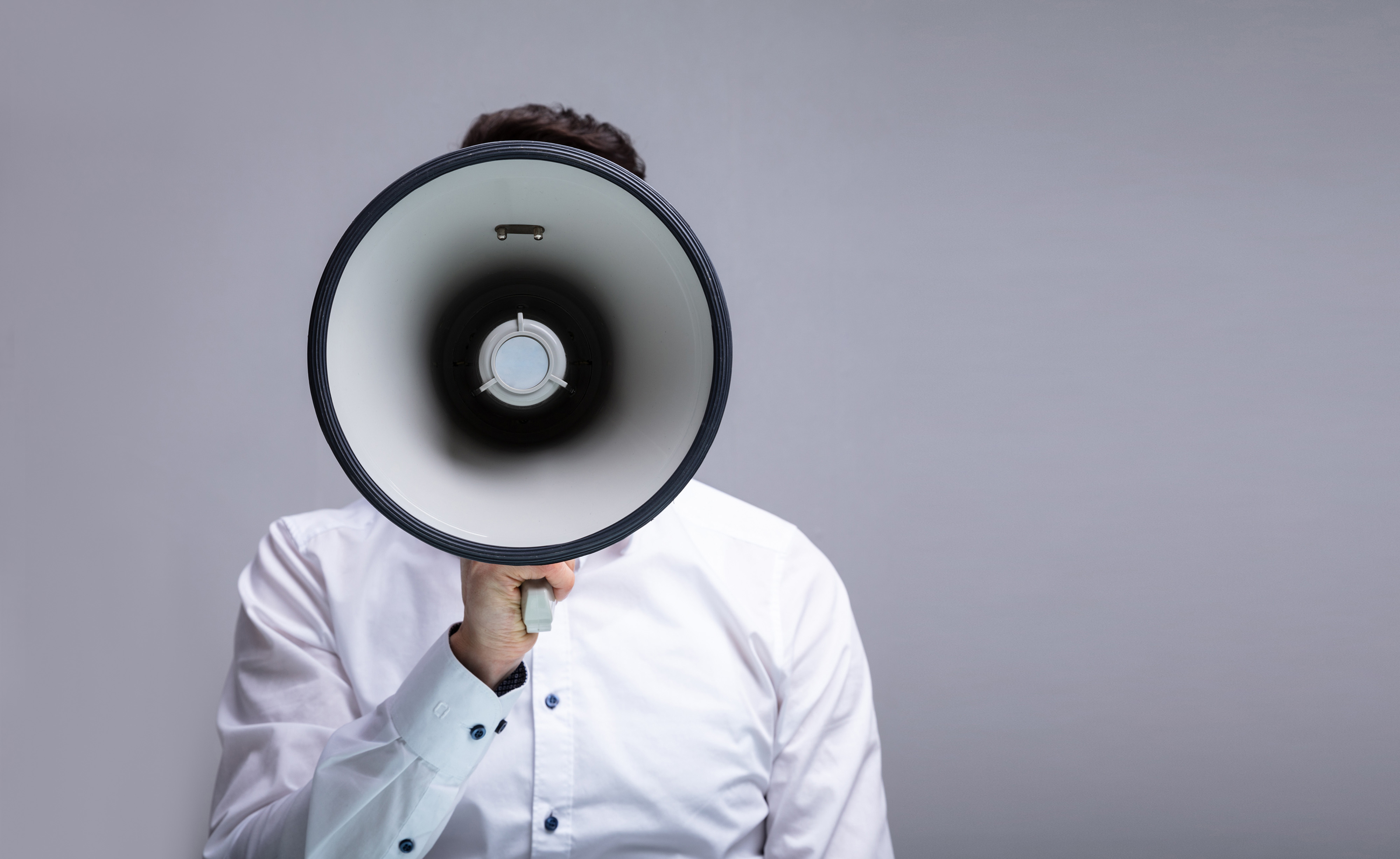 hypo immobilien und leasing mitarbeiter mit megaphone