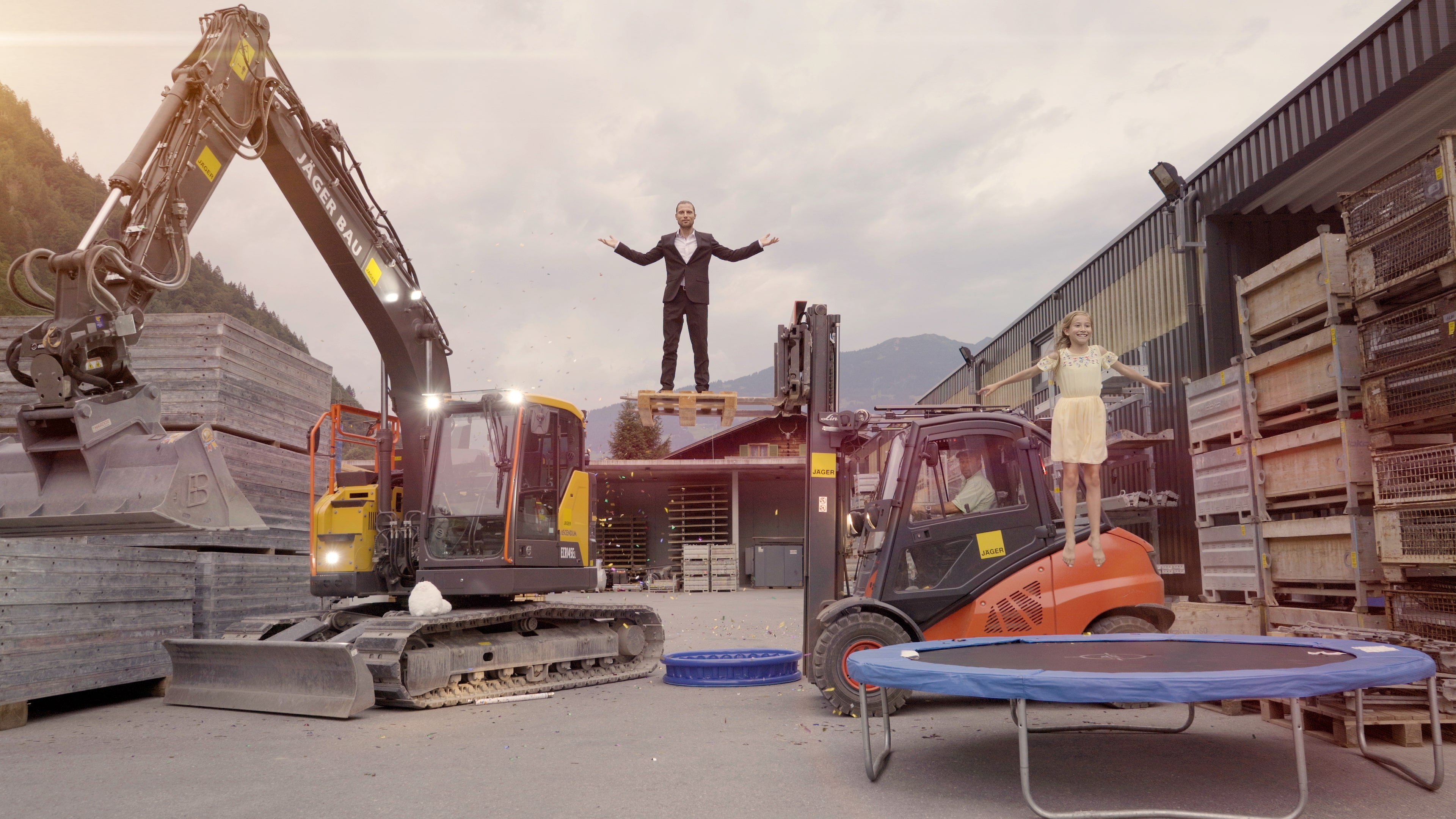 hypo berater steht auf stapler und kind springt auf trampolin - werbung