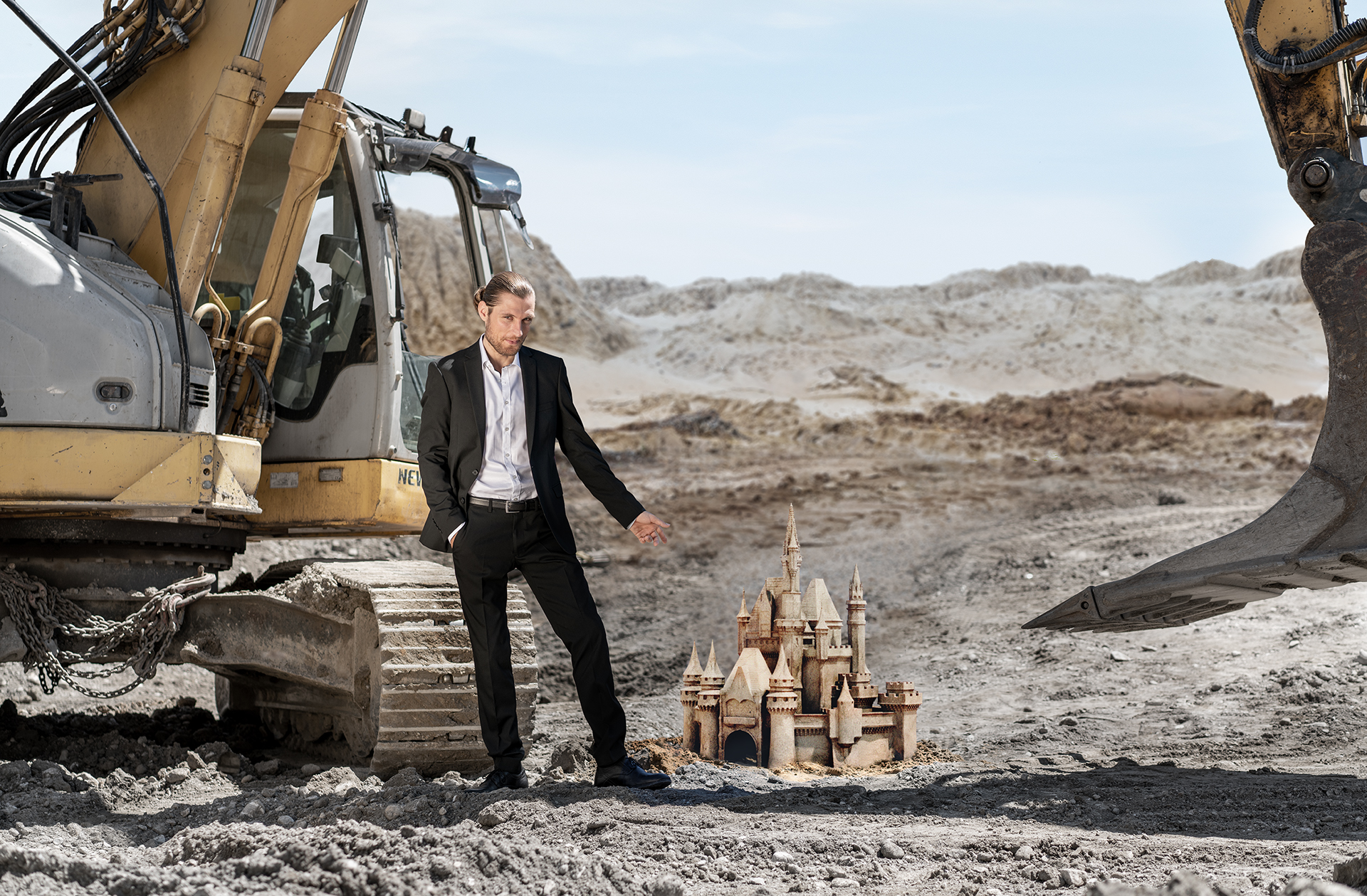 hypo immobilien und leasing berater steht vor einer arbeitsmaschine