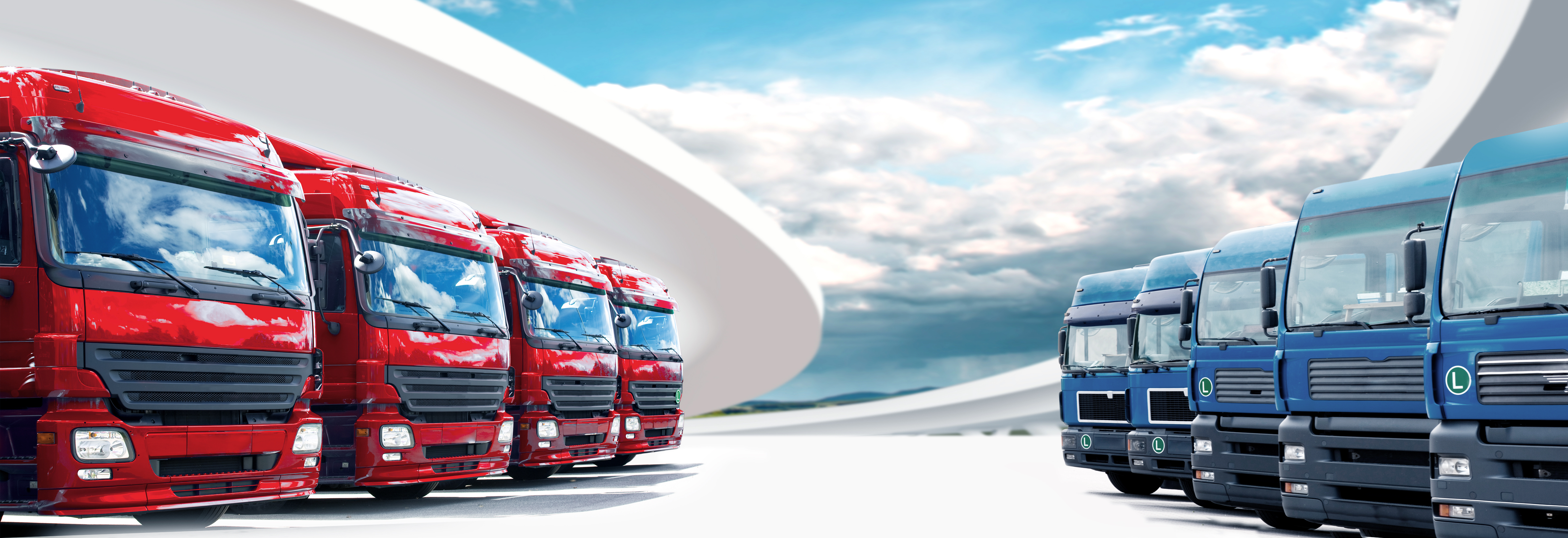 rote und blaue lkw die geleast wurden stehen da, fahrzeugflotte