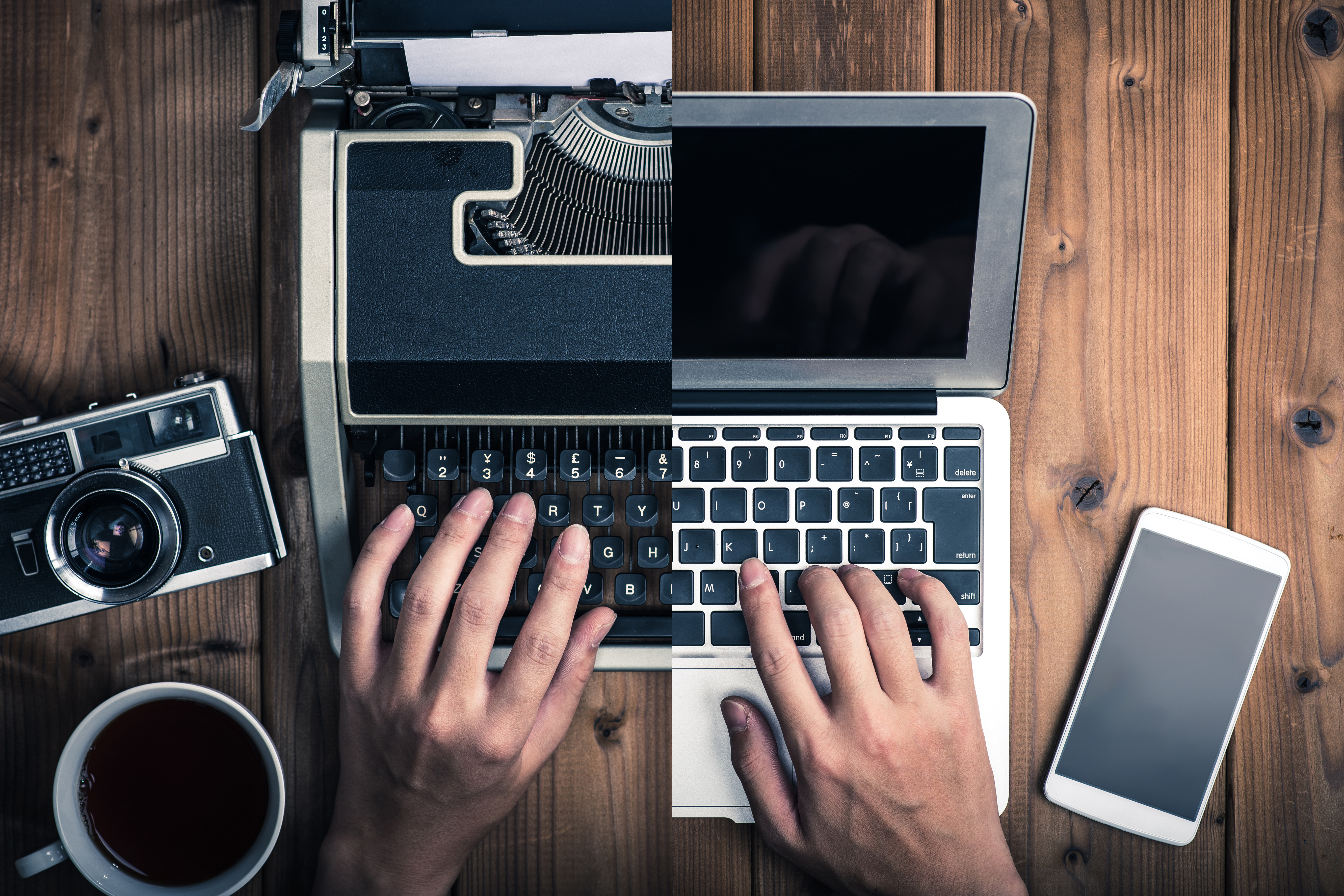 hypo immobilien und leasing berater mit laptop, handy und kamera
