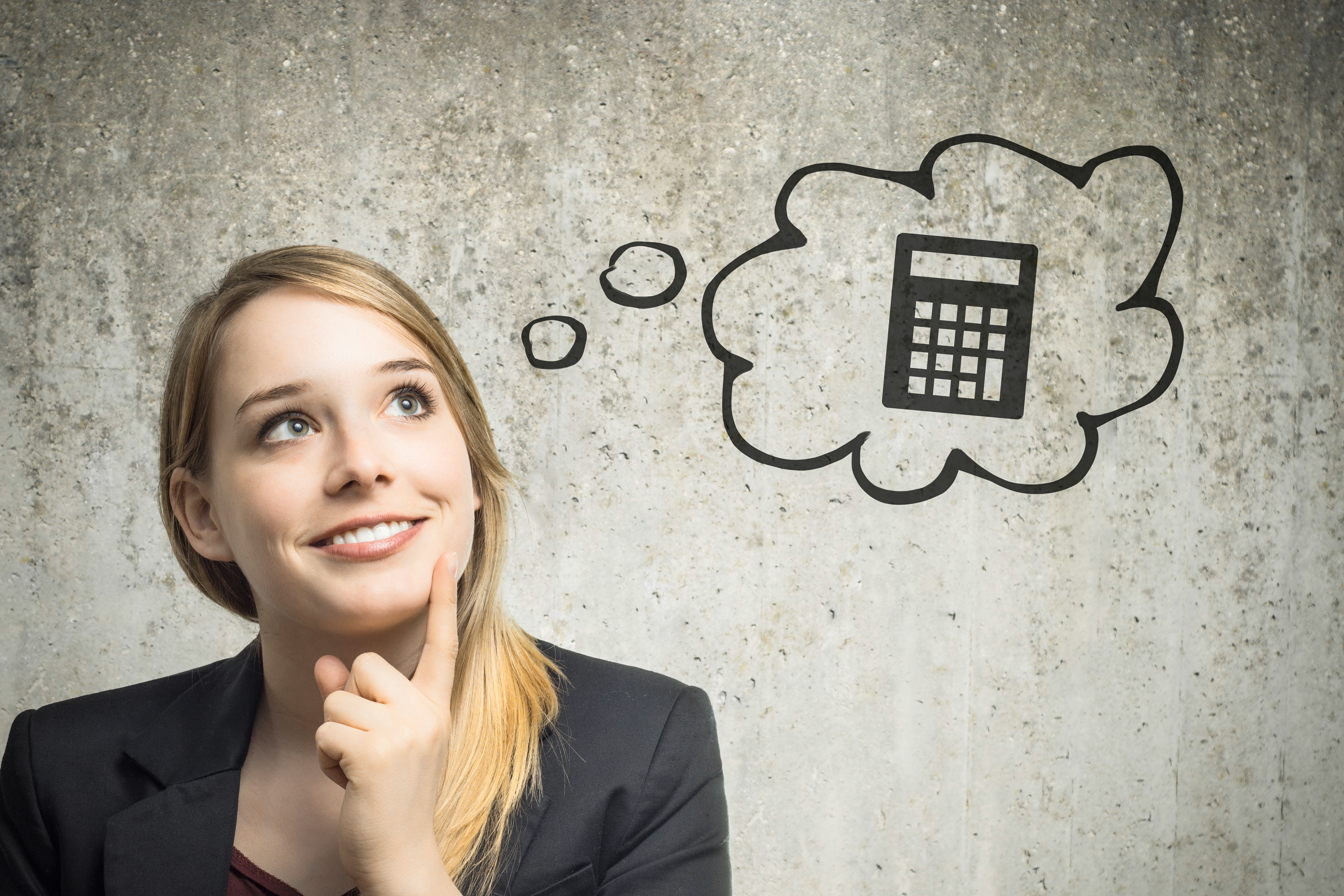Leasingmöglichkeiten - frau denkt an taschenrechner und lacht