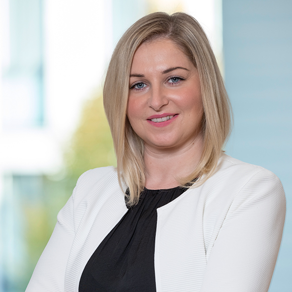 mitarbeiterin manuela neumann von der hypo immobilien und leasing