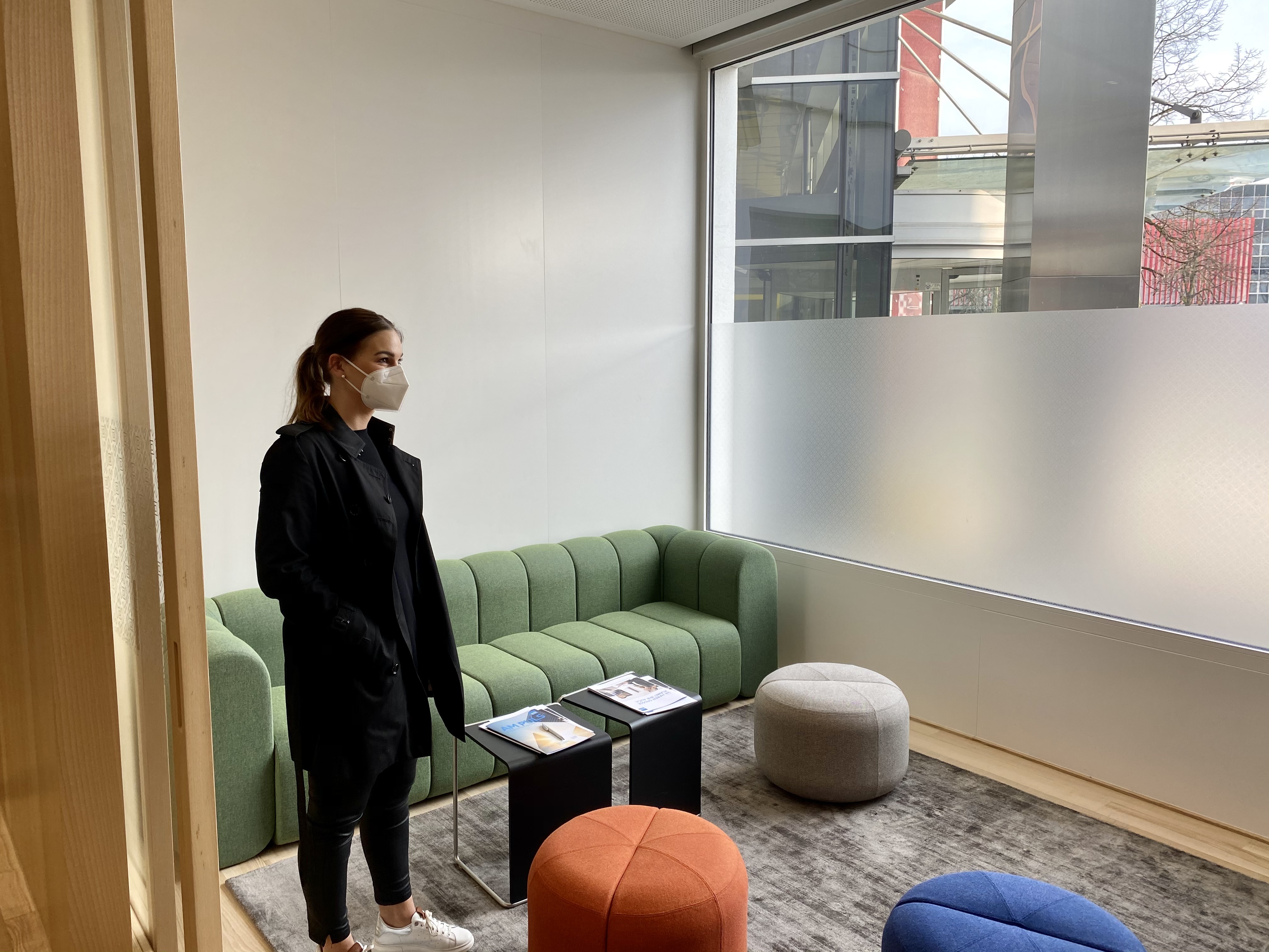 hypo immobilien und leasing mitarbeiterin mit maske in bank filiale