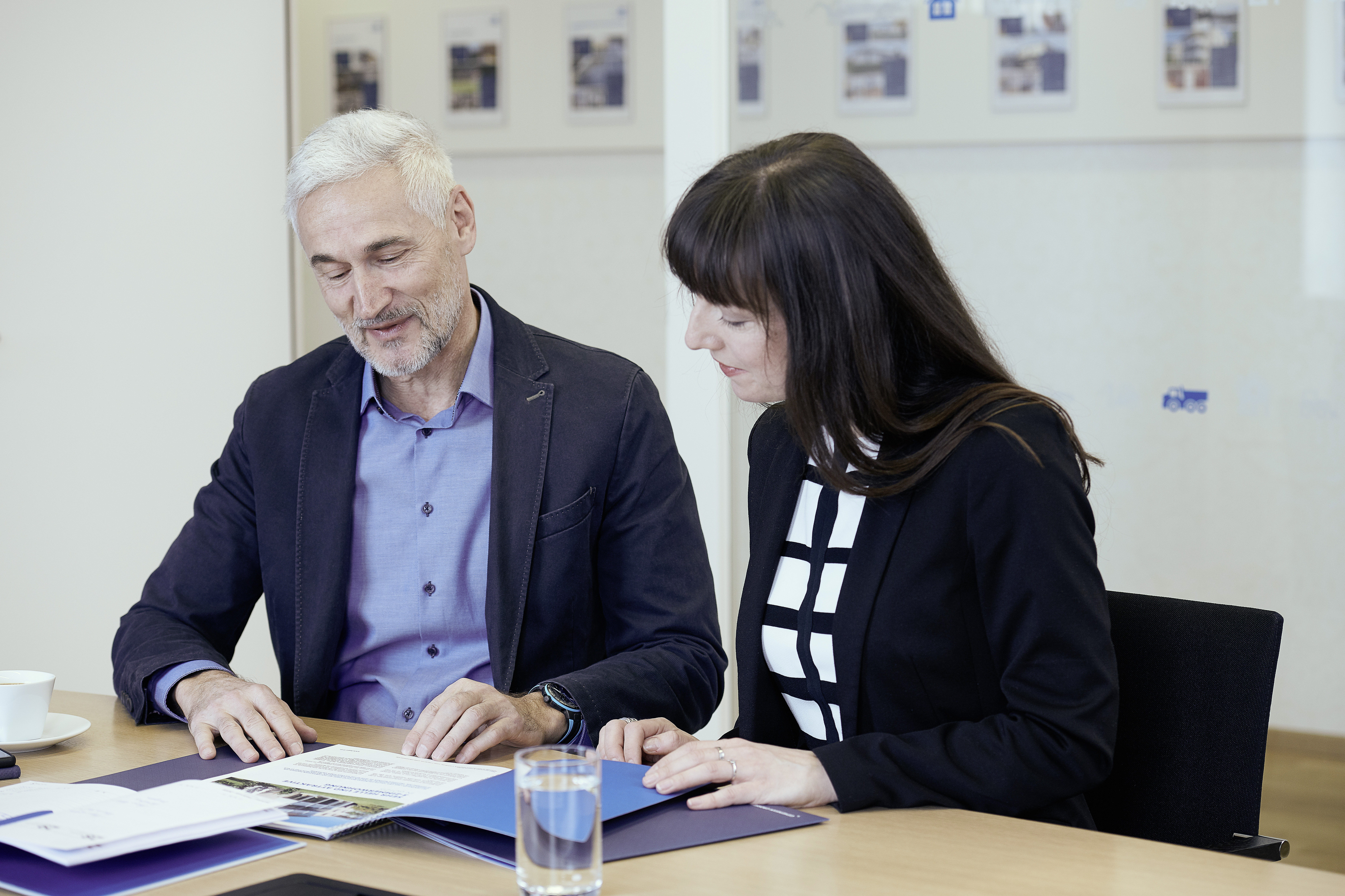 hypo immobilien und leasing mitarbeiter reden, mann und frau