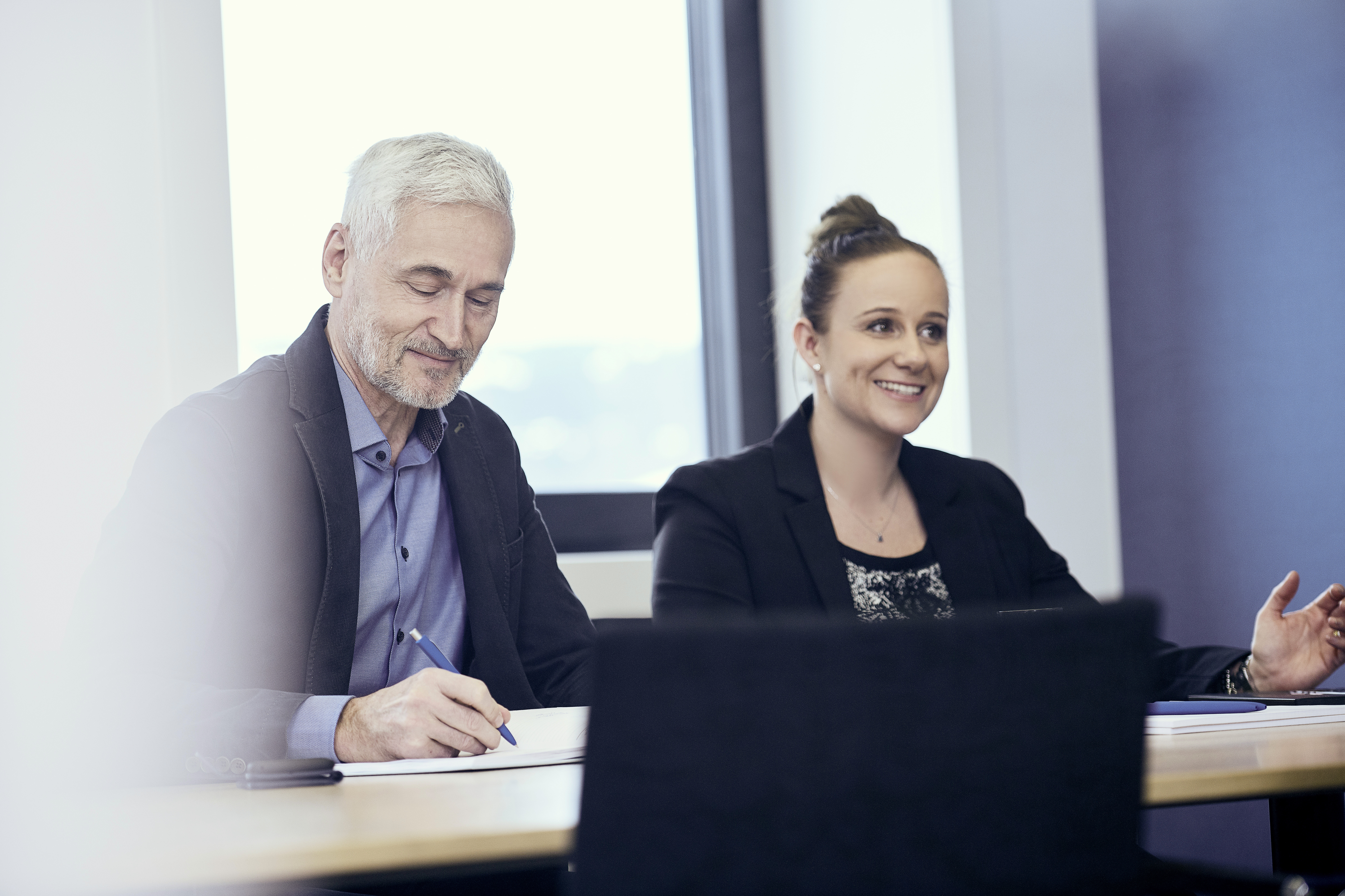 immobilienmakler der hypo reden, mann und frau