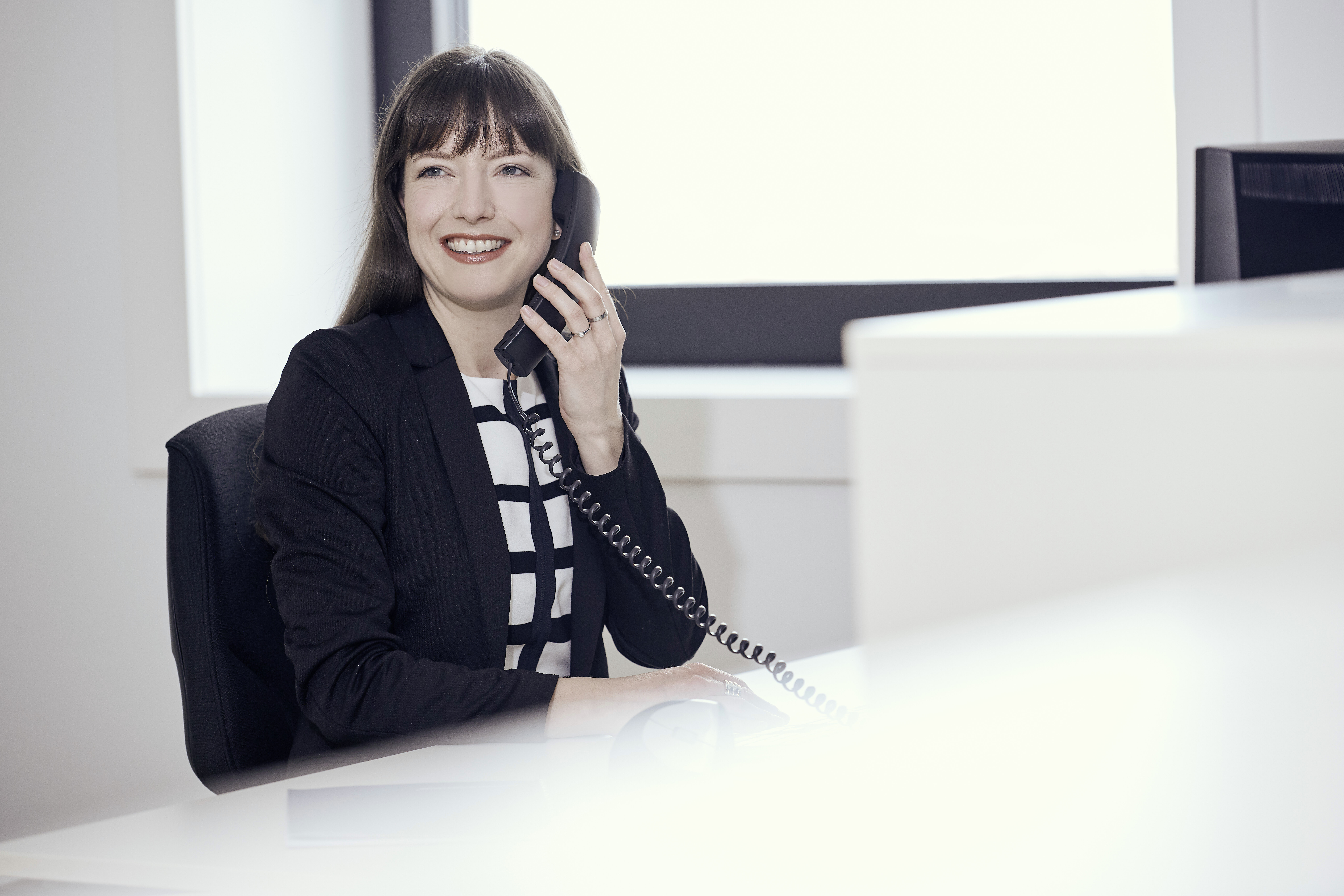 hypo immobilien und leasing mitarbeiterin telefoniert und lacht