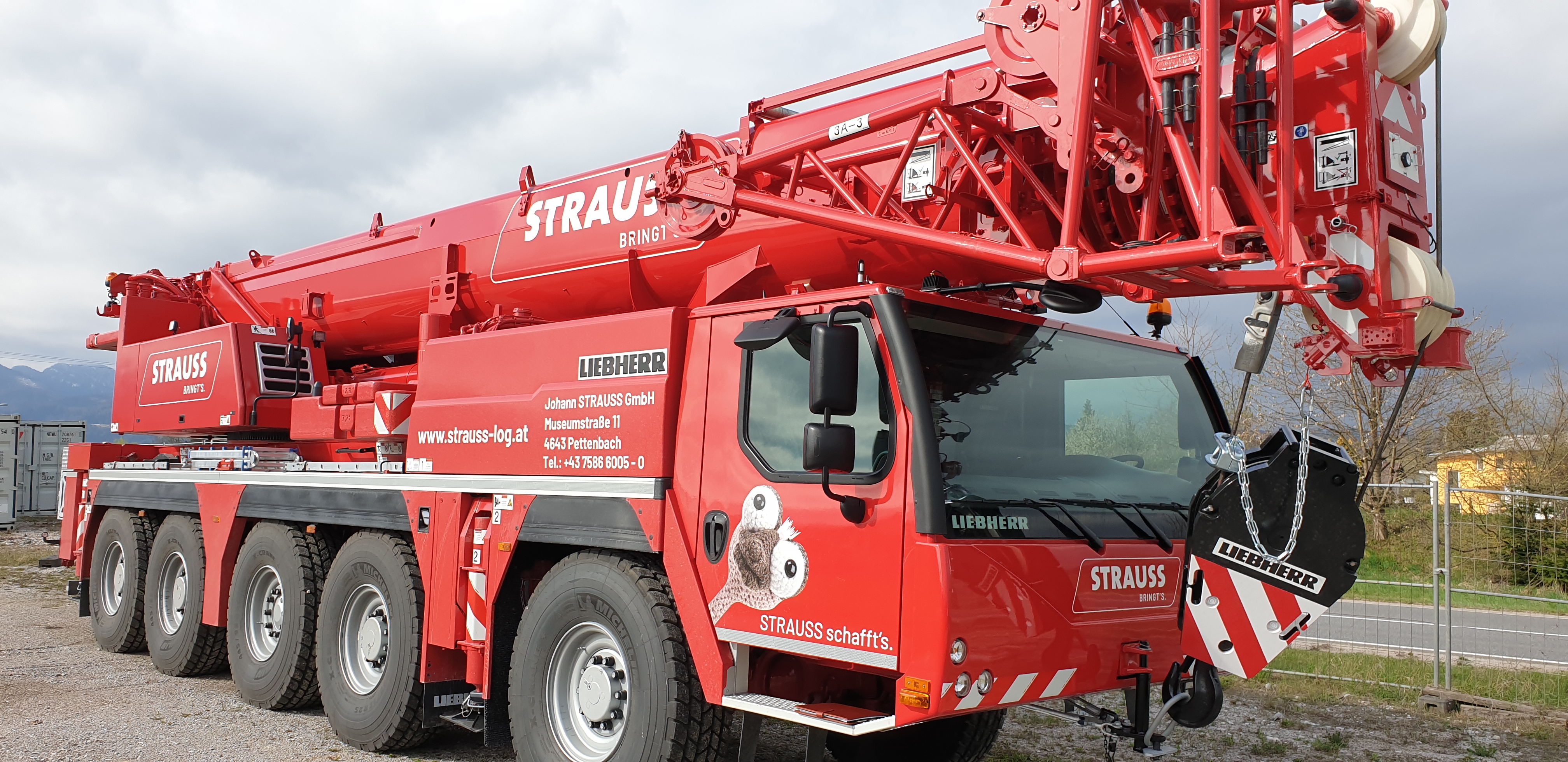 rote geleaste arbeitsmaschine