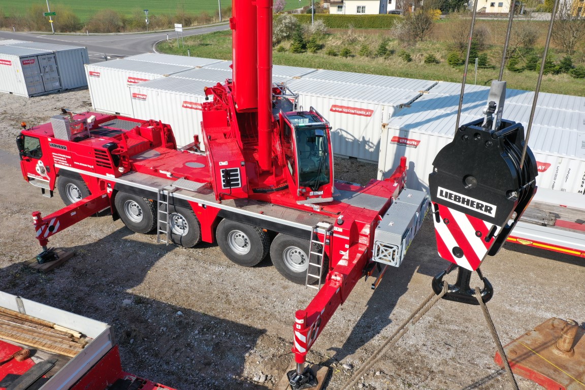 roter kran der von der hypo leasing finanziert wurde