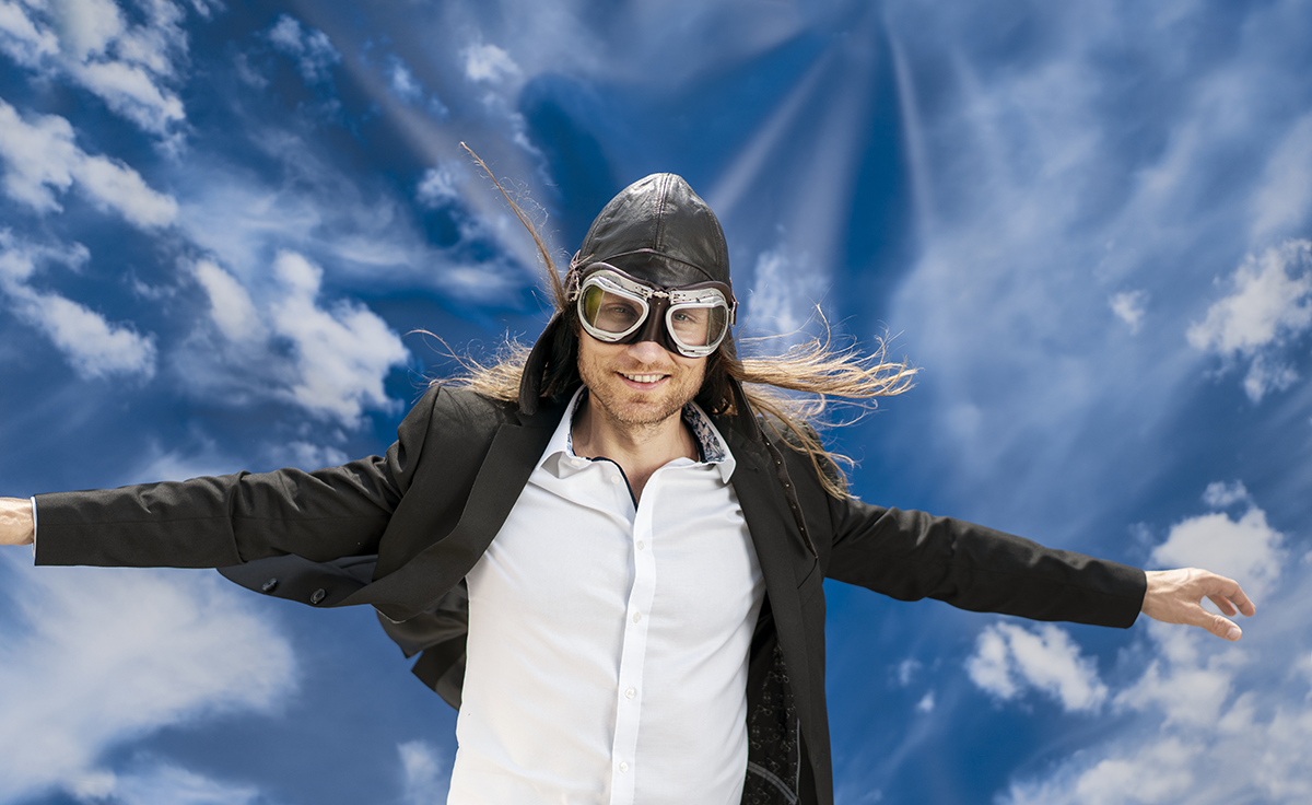 hypo immobilien und leasing berater fliegt vor leinwand