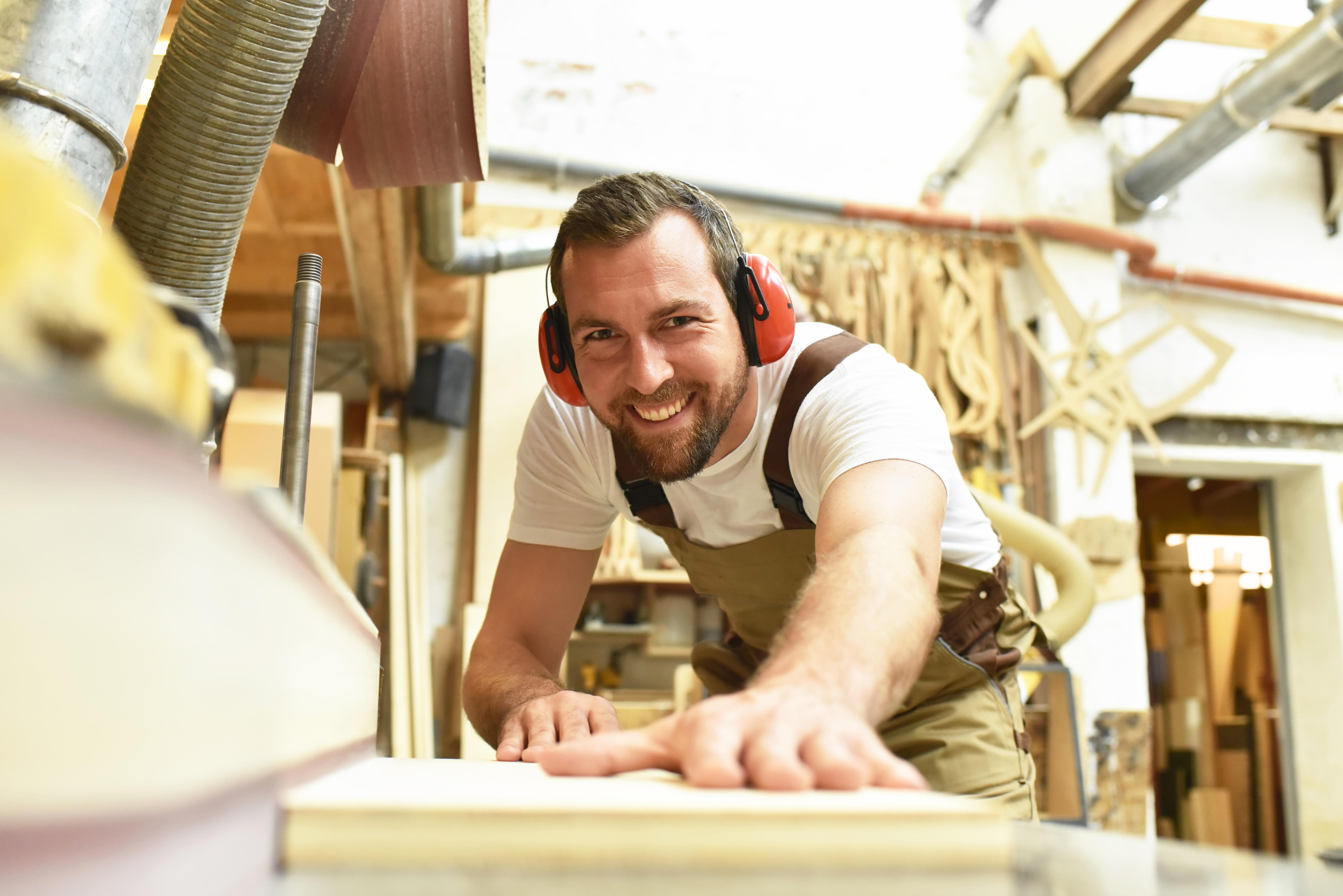Handwerker mit geleaster Anlage lächelt