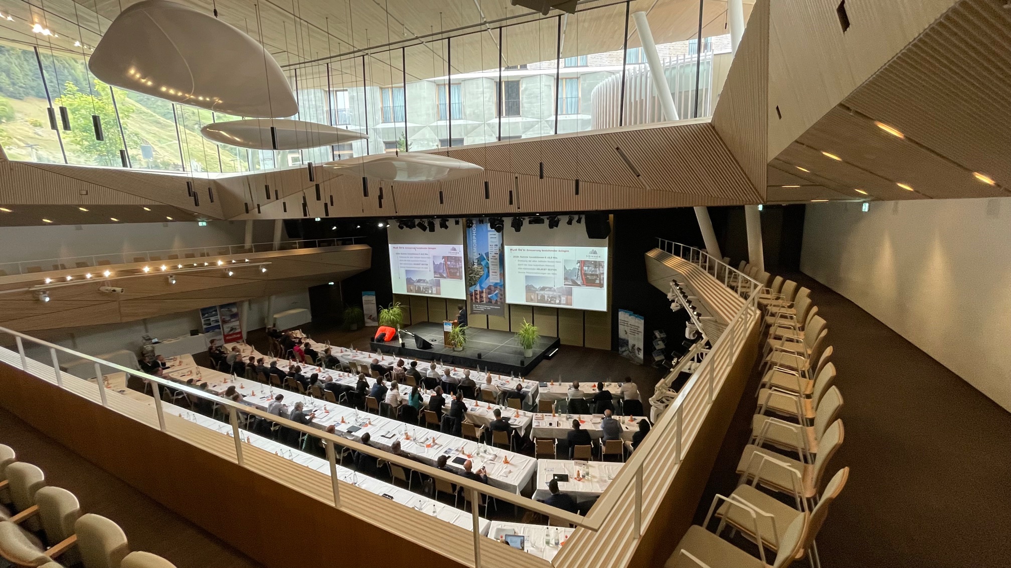 TFA 2021 Besucher nehmen an der Präsentation teil auch die Hypo Leasing Mitarbeiter