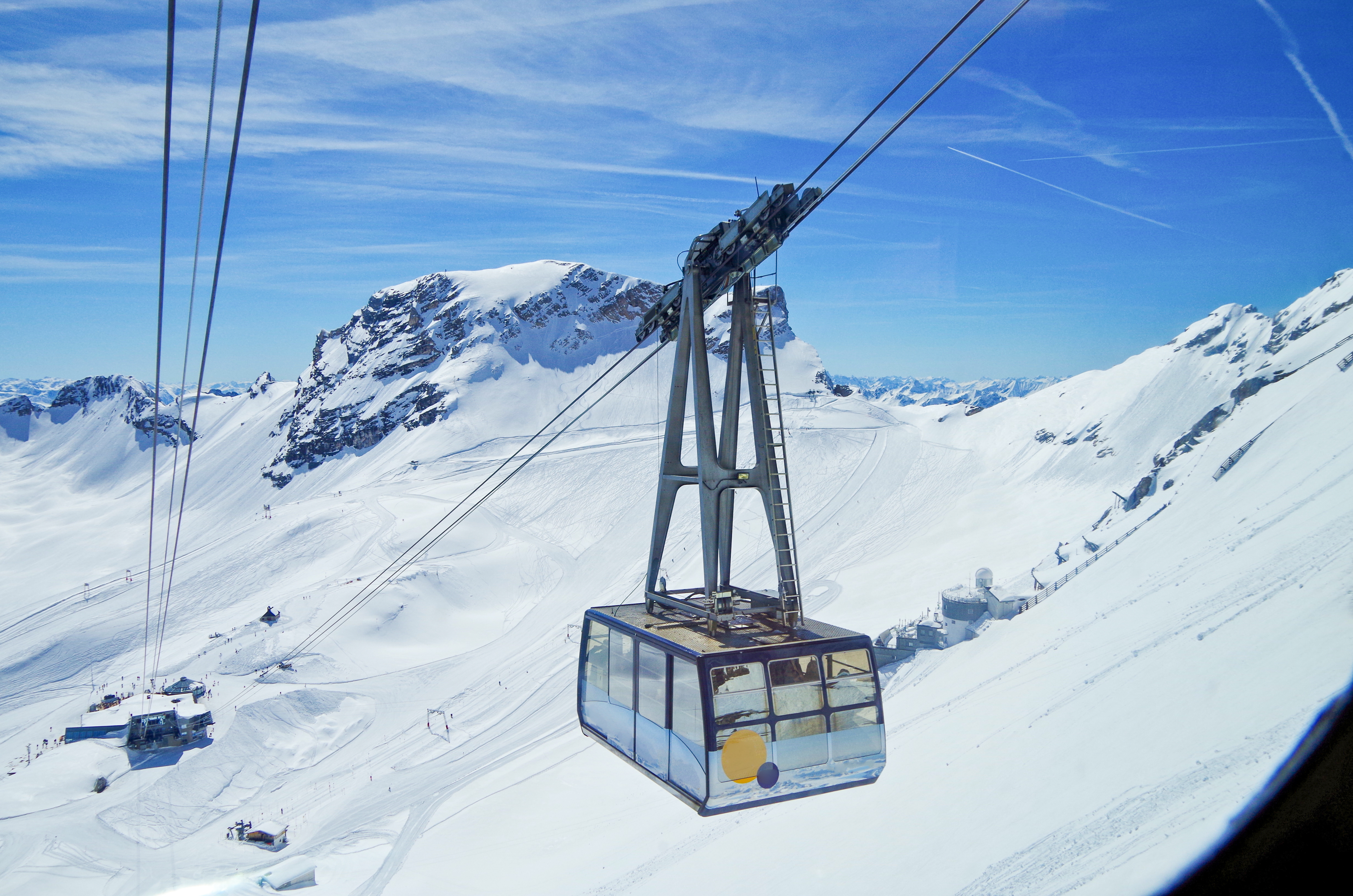 Eine geleaste Seilbahn der Hypo Immobilien und Leasing fährt in die Talstation hinunter