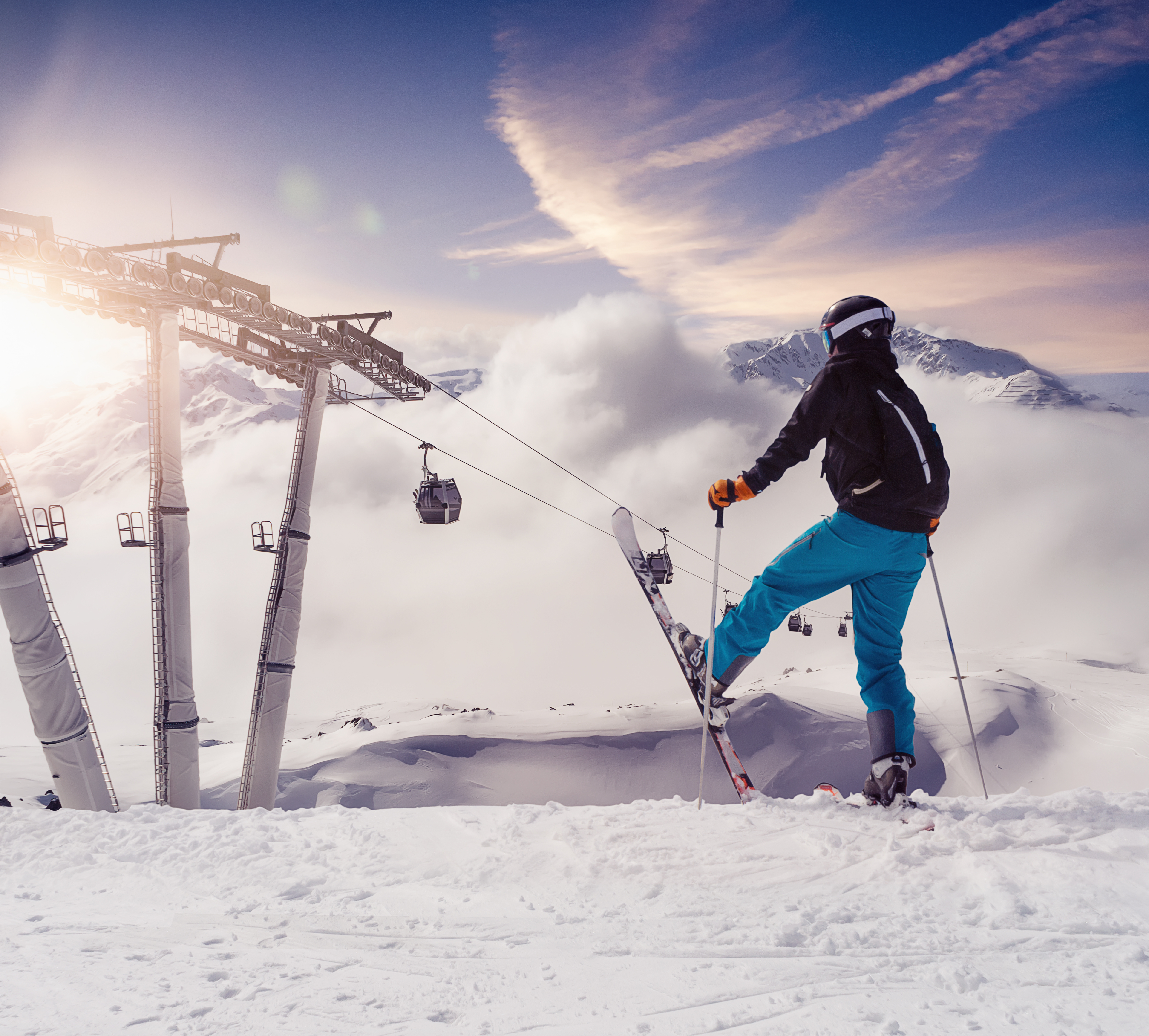 Skifahrer steht vor einer geleasten Seilbahn der Hypo Immobilien und Leasing