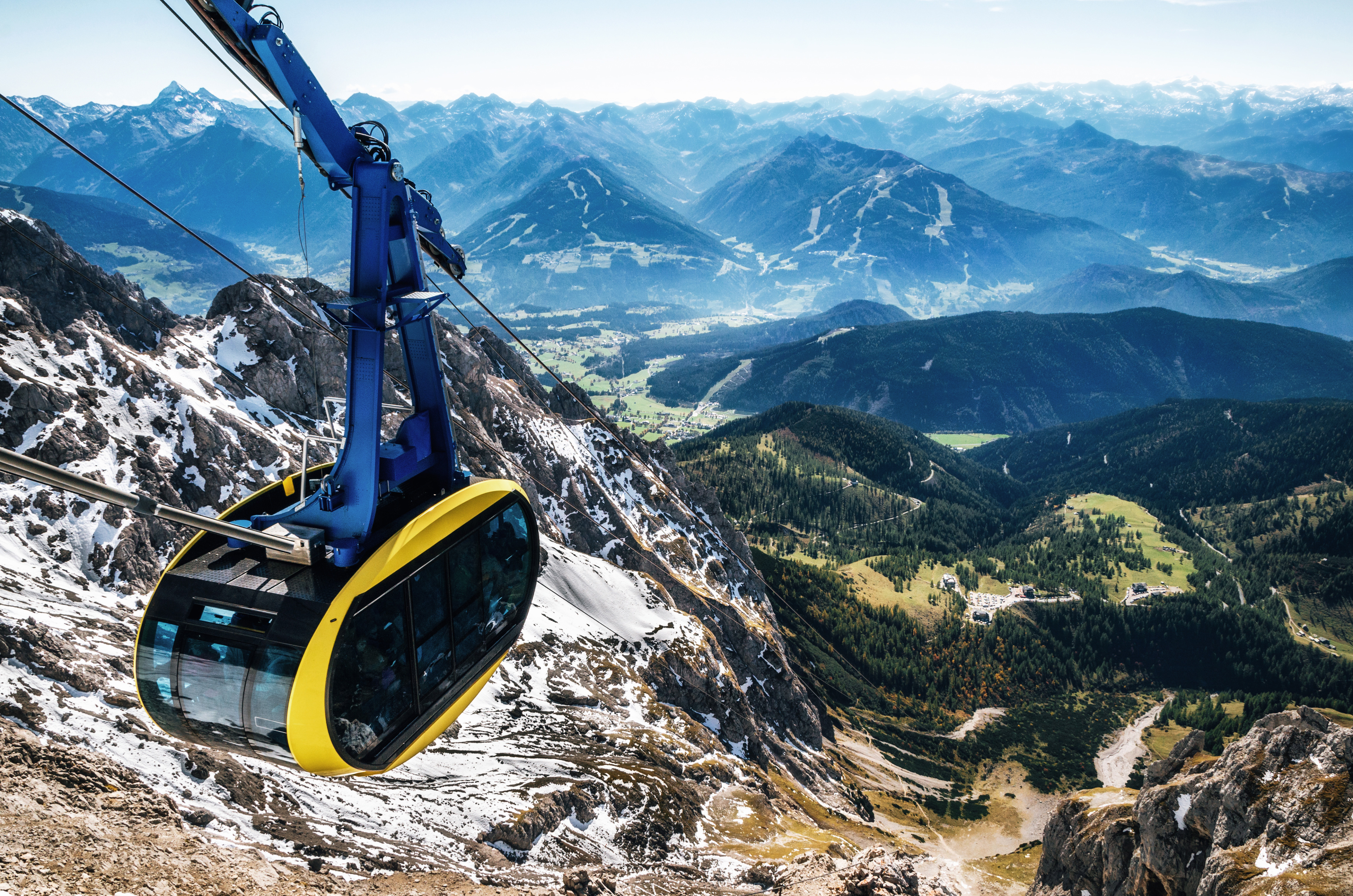 Eine gelbe Seilbahn finanziert von der Hypo Immobilien und Leasing ist zu sehen