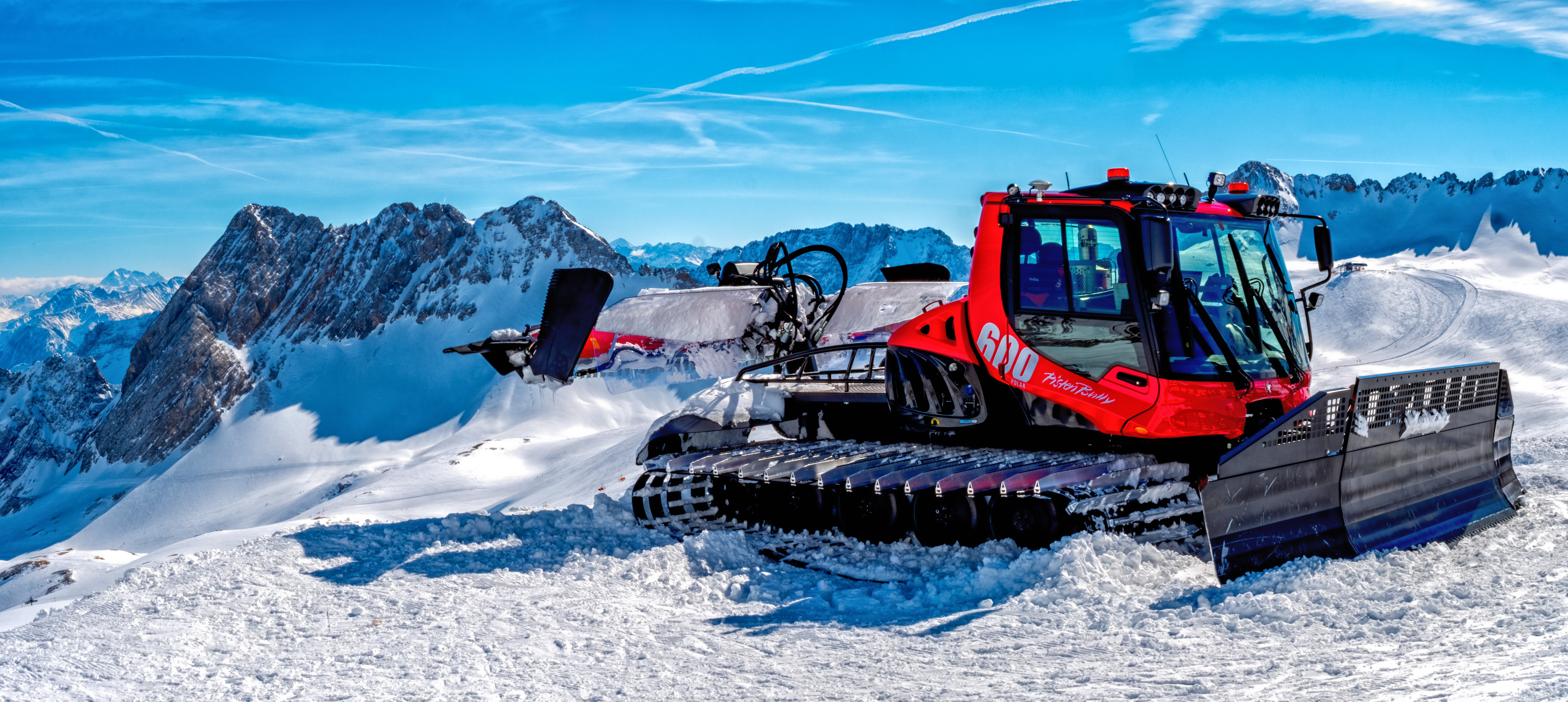 Pistenbully vor Bergpanorama