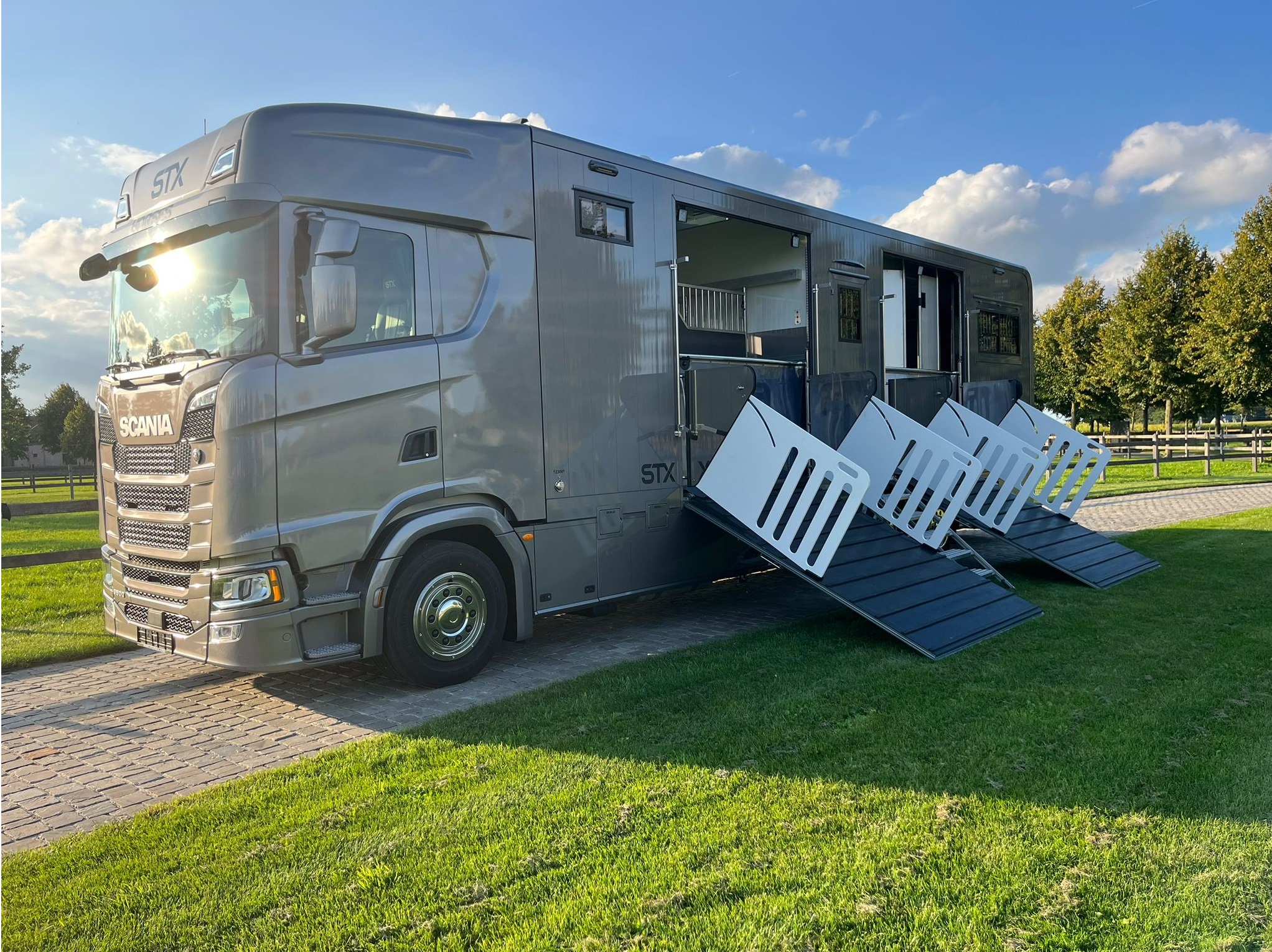 Pferdetransporter mit Pferderampen