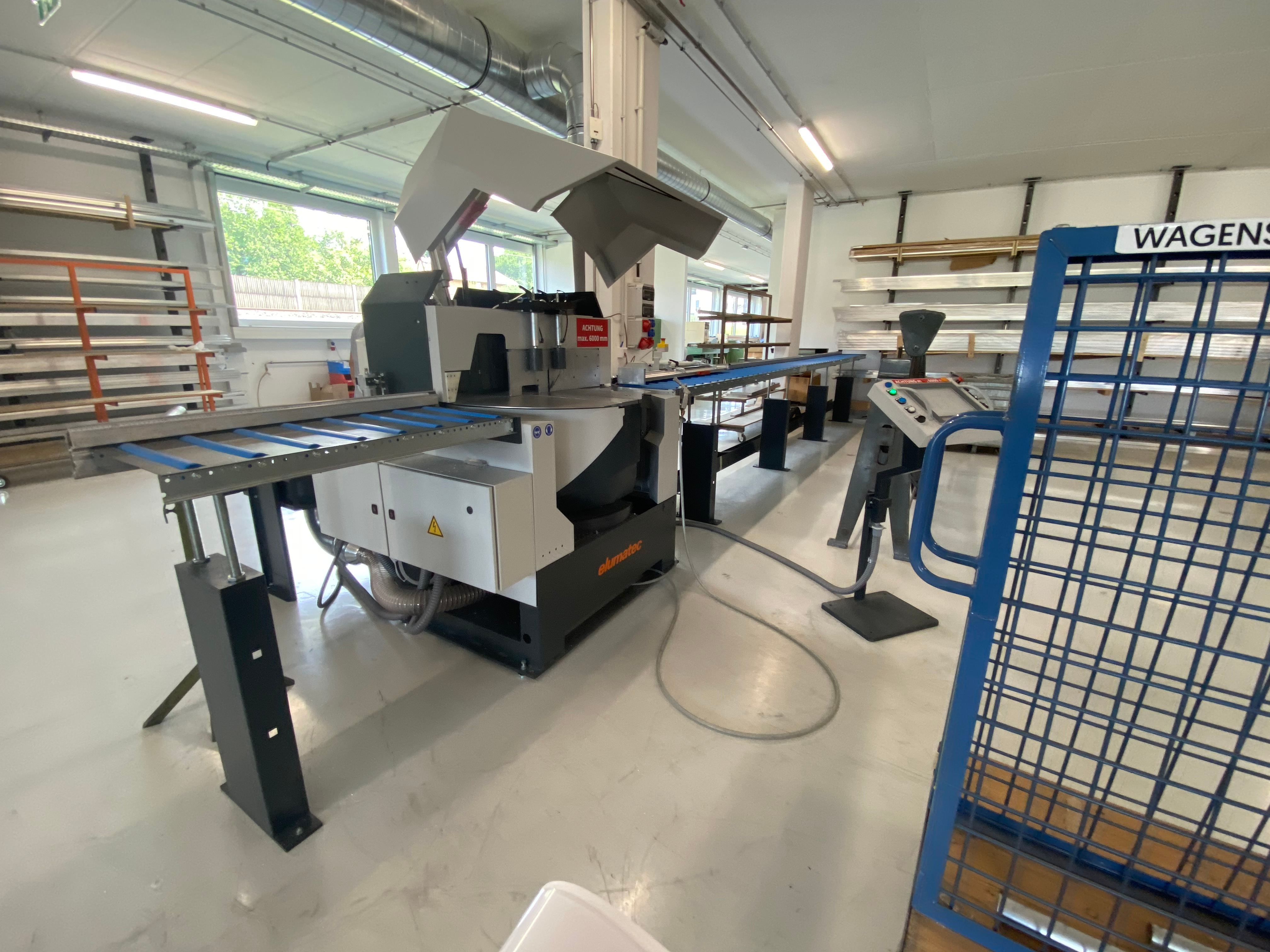 Arbeitsmaschine in Fabrikraum