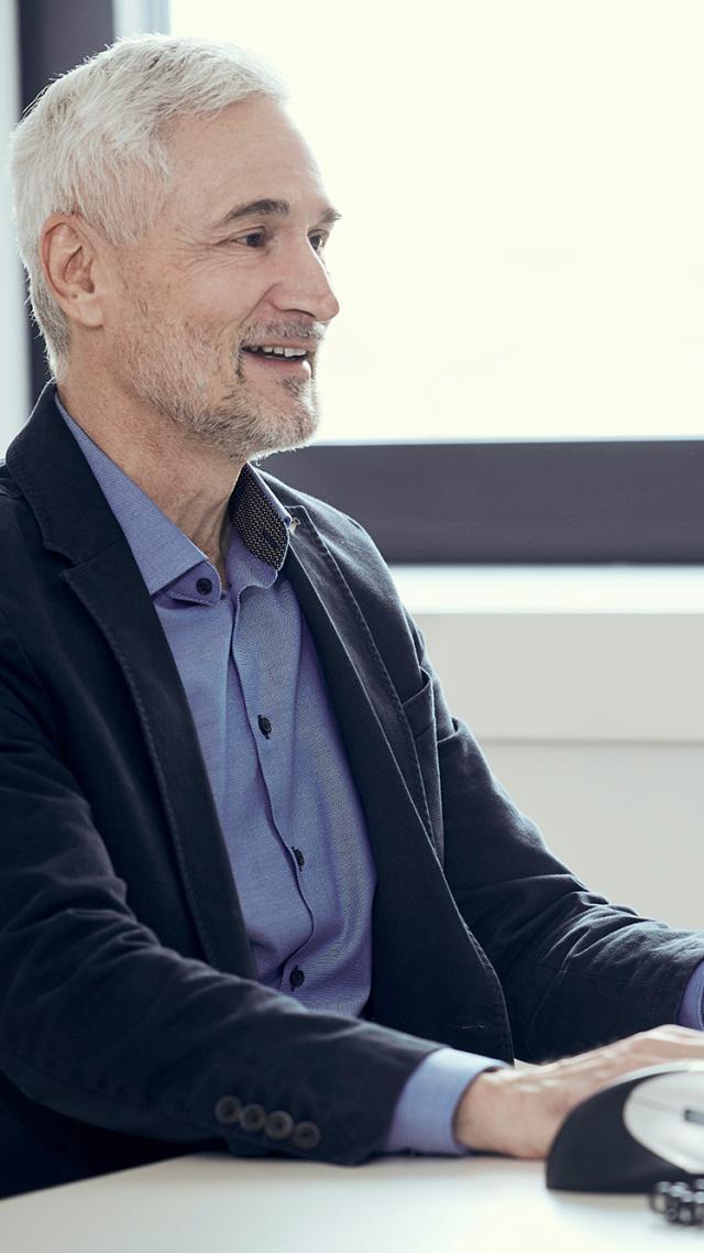 hypo immobilien und leasing berater sitzt vor dem computer