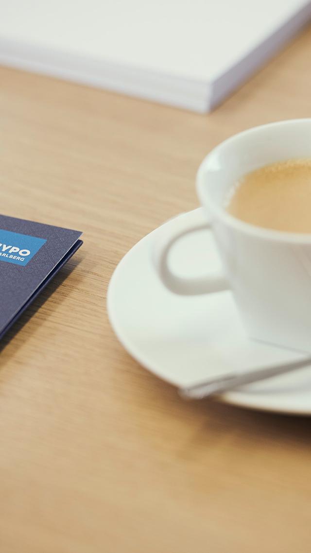 kaffee und mappe der hypo immobilien und leasing