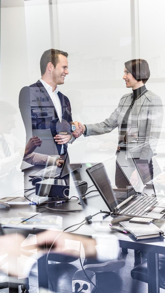 hypo immobilien und leasing mitarbeiter bei der arbeit