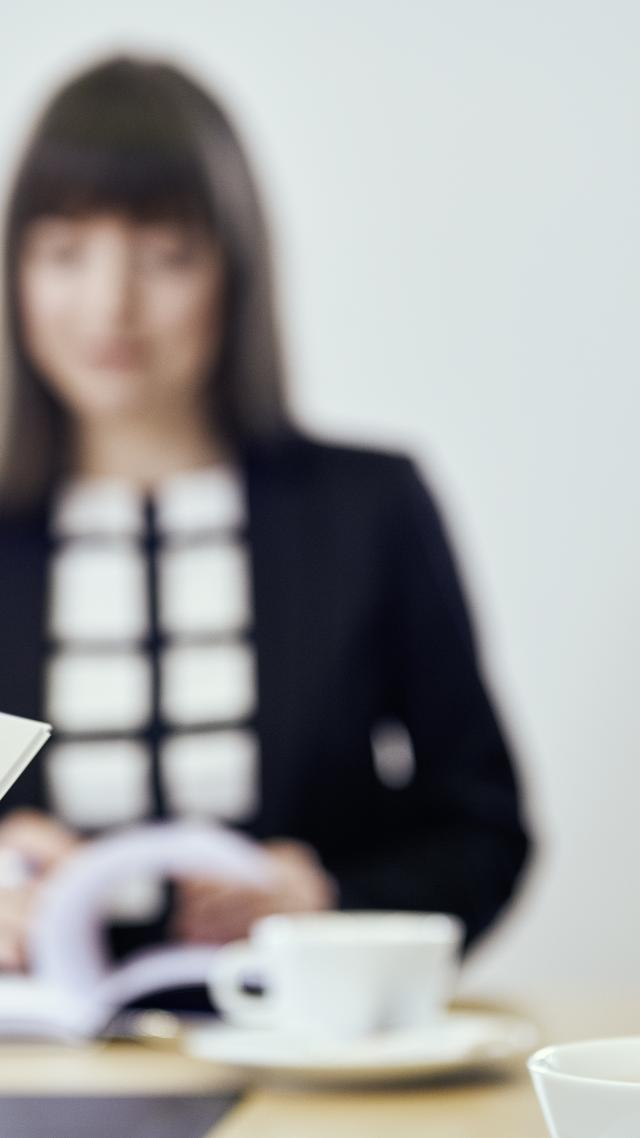 hypo immobilien und leasing beraterin im sitzungsraum