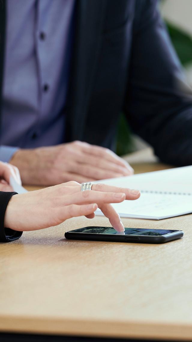 hypo immobilien makler tippt am handy