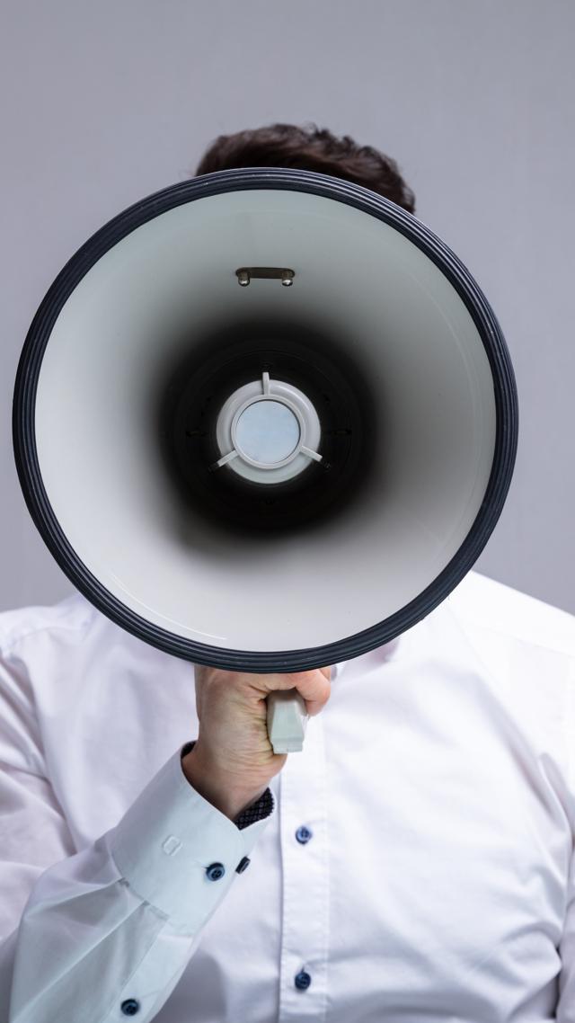 hypo immobilien und leasing mitarbeiter mit megaphone 