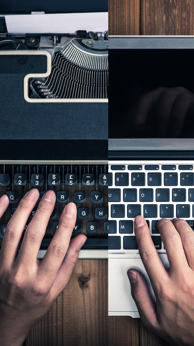 hypo immobilien und leasing berater mit laptop, handy und kamera