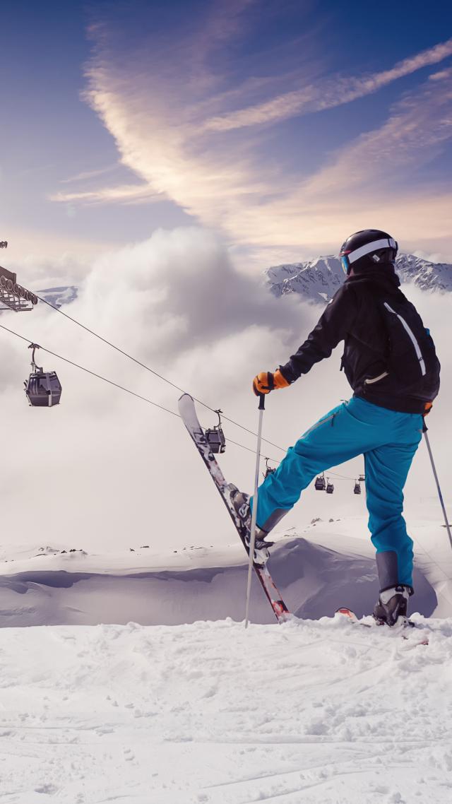 Skifahrer steht vor einer geleasten Seilbahn der Hypo Immobilien und Leasing