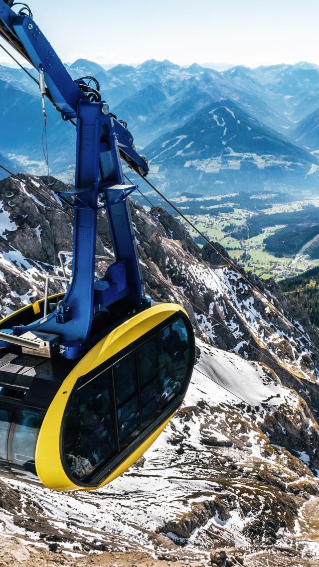 Eine gelbe Seilbahn finanziert von der Hypo Immobilien und Leasing ist zu sehen