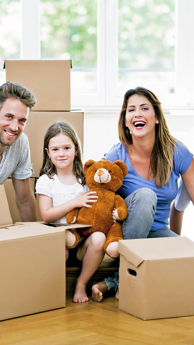 familie lacht in die kamera. werbung von hypo immobilien und leasing