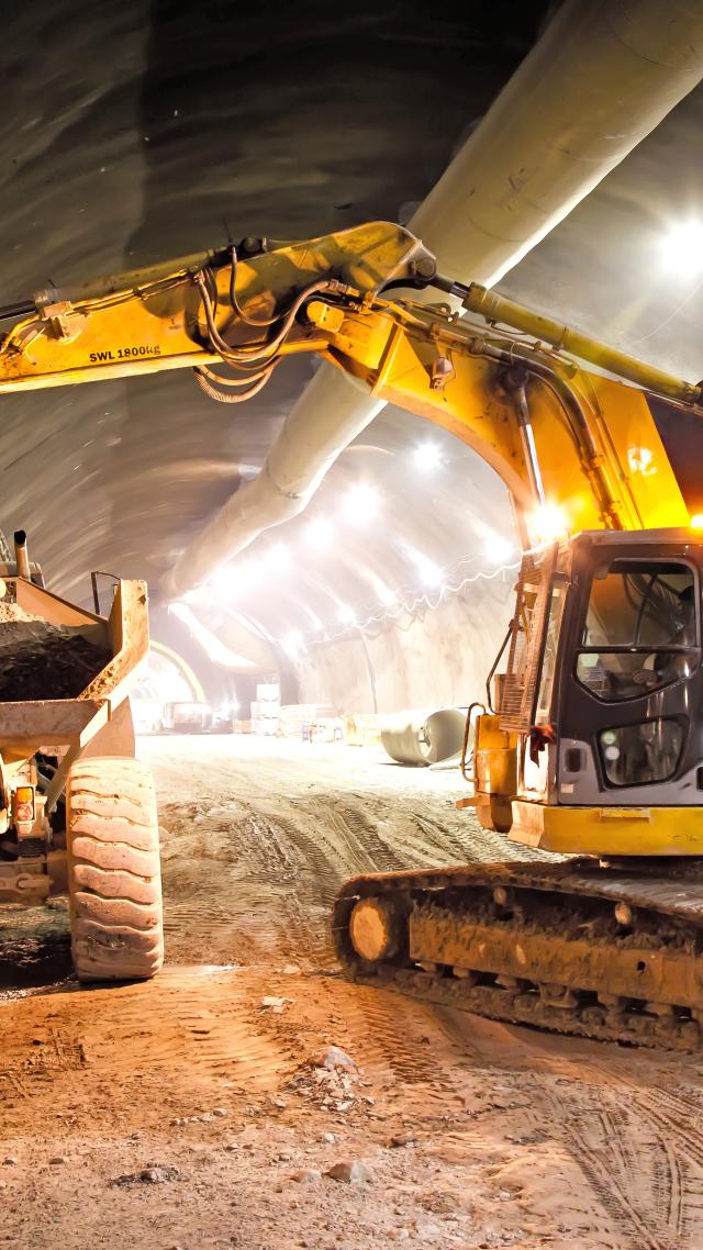 Arbeitsmaschinen im Tunnel