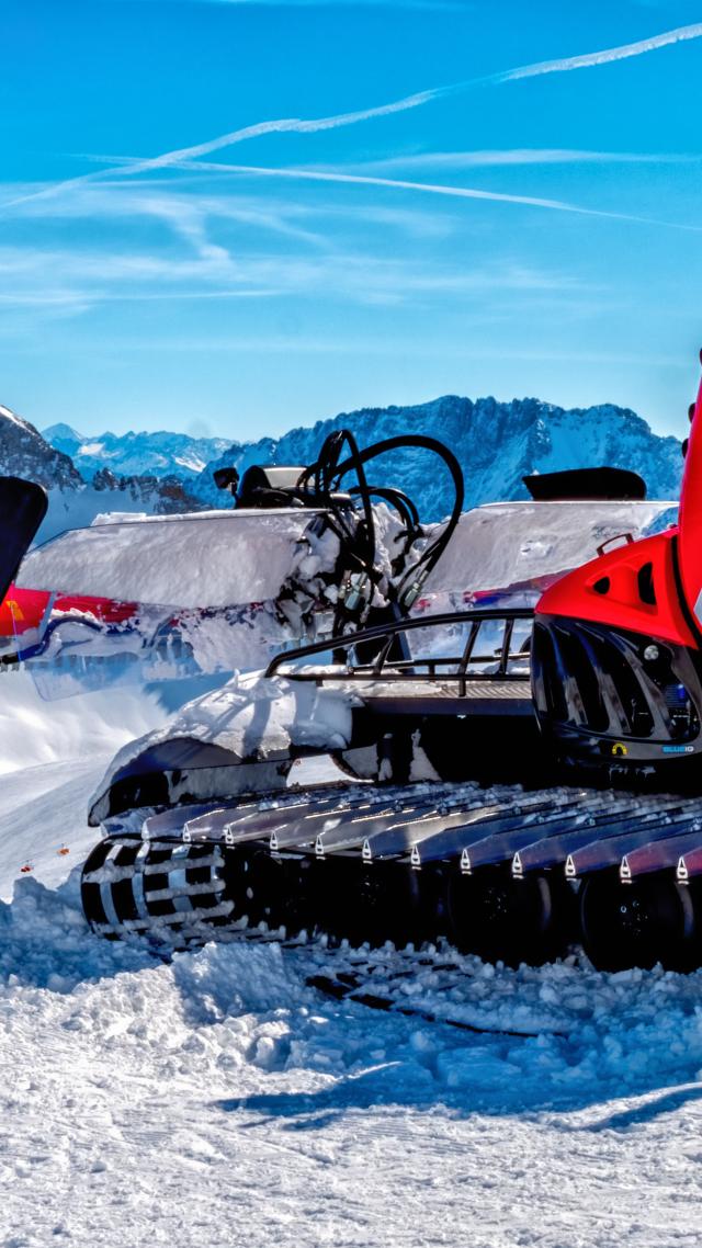 Pistenbully vor Bergpanorama