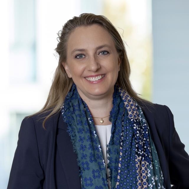 Auf dem Bild lacht die Leasing Mitarbeiterin Susanne Neuwald