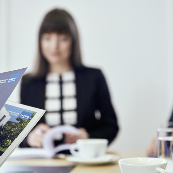 hypo immobilien und leasing beraterin im sitzungsraum