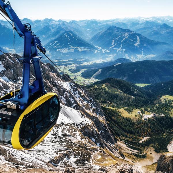 Eine gelbe Seilbahn finanziert von der Hypo Immobilien und Leasing ist zu sehen