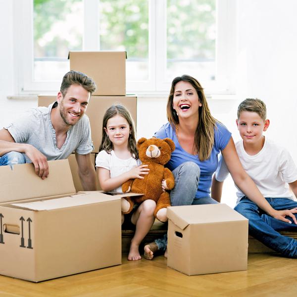 familie lacht in die kamera. werbung von hypo immobilien und leasing