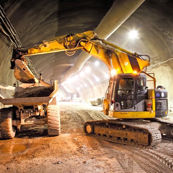 Arbeitsmaschinen im Tunnel
