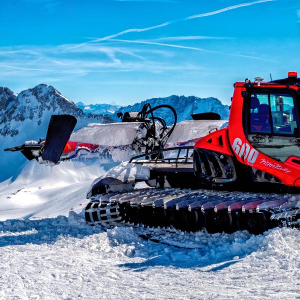 Pistenbully vor Bergpanorama