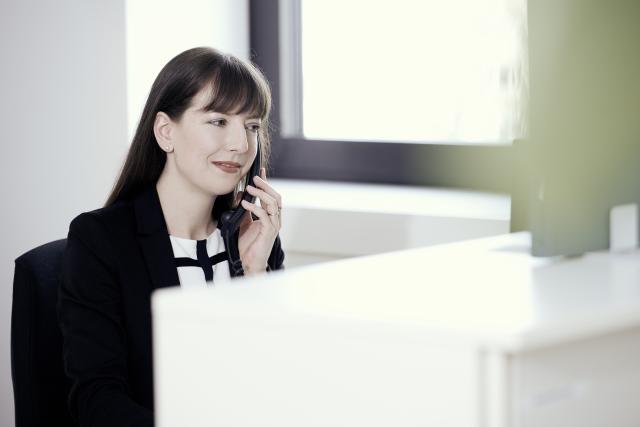 hypo immobilien und leasing mitarbeiterin telefoniert