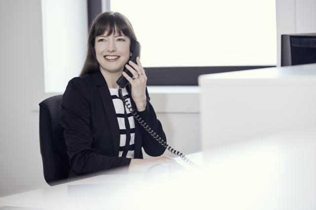hypo immobilien und leasing mitarbeiterin telefoniert und lacht